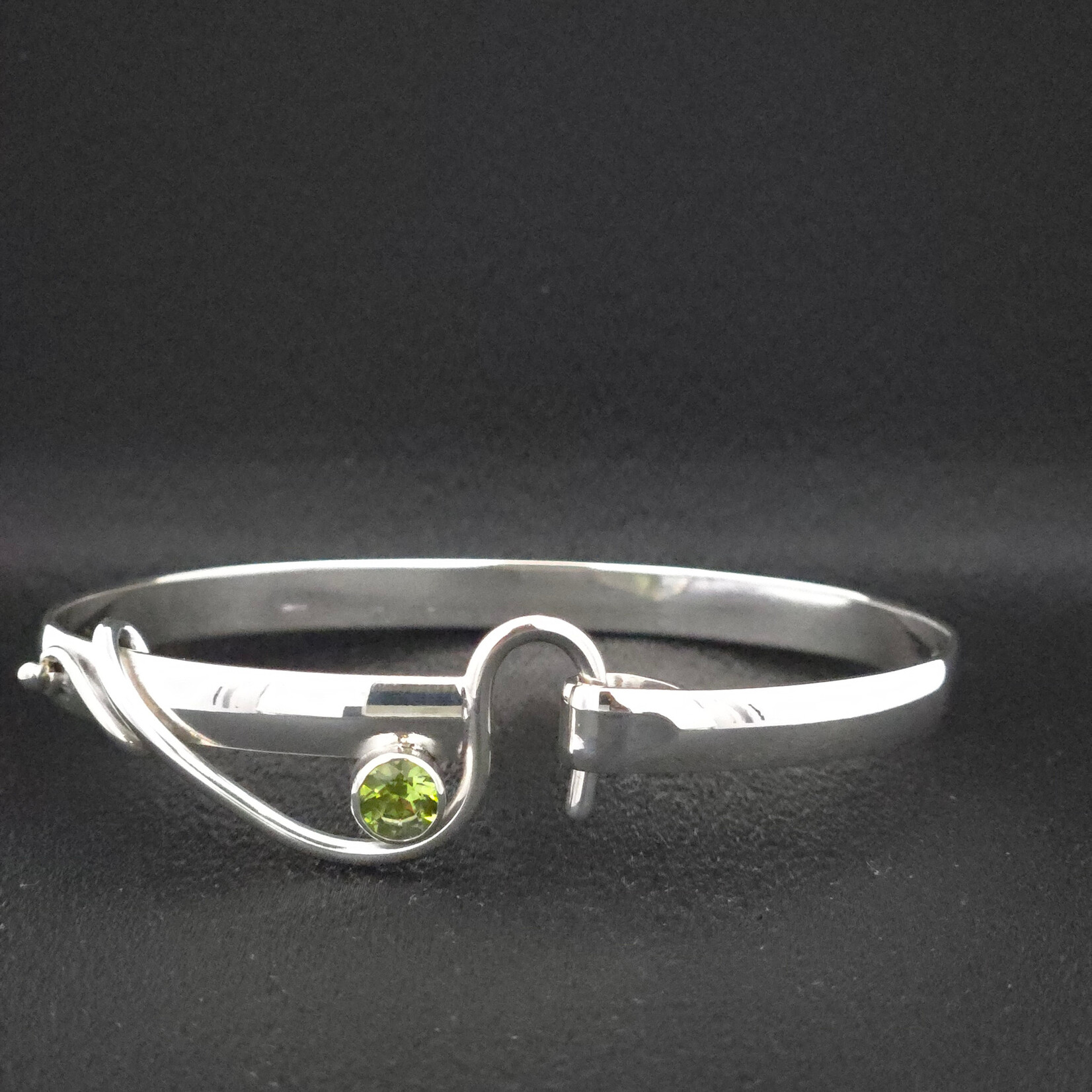 Modern Heirloom® AC Hook Bracelet, Peridot 6mm