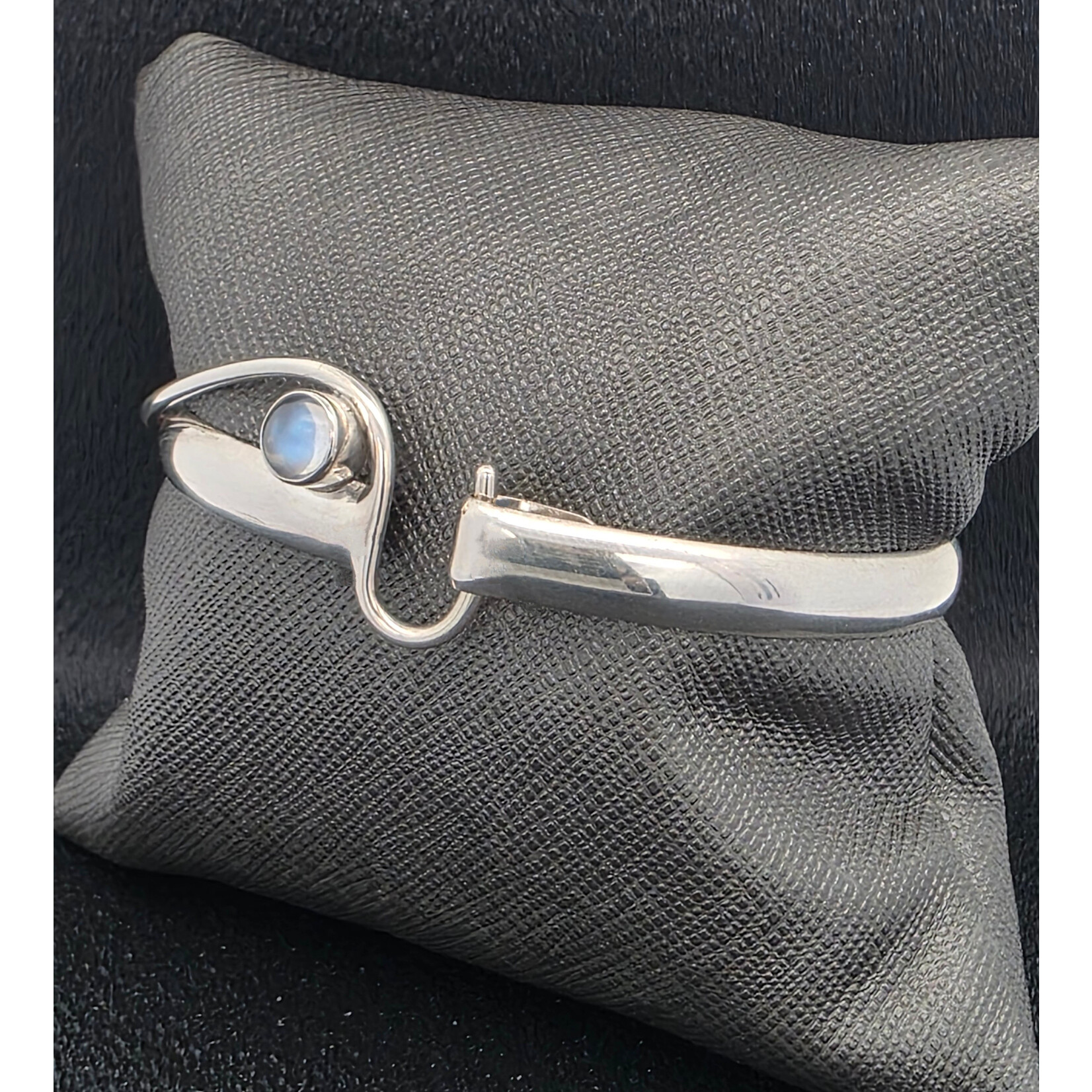 Modern Heirloom® AC Hook Bracelet Moonstone 6mm cab , 7"  Silver