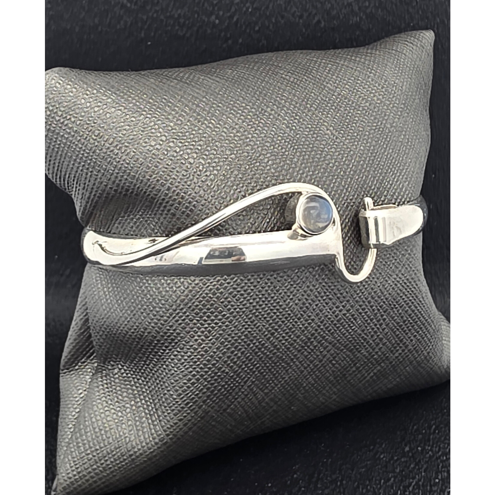 Modern Heirloom® AC Hook Bracelet Moonstone 6mm cab , 7"  Silver