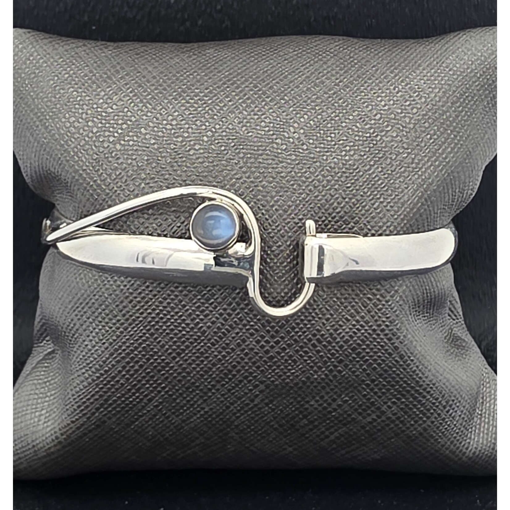 Modern Heirloom® AC Hook Bracelet Moonstone 6mm cab , 7"  Silver