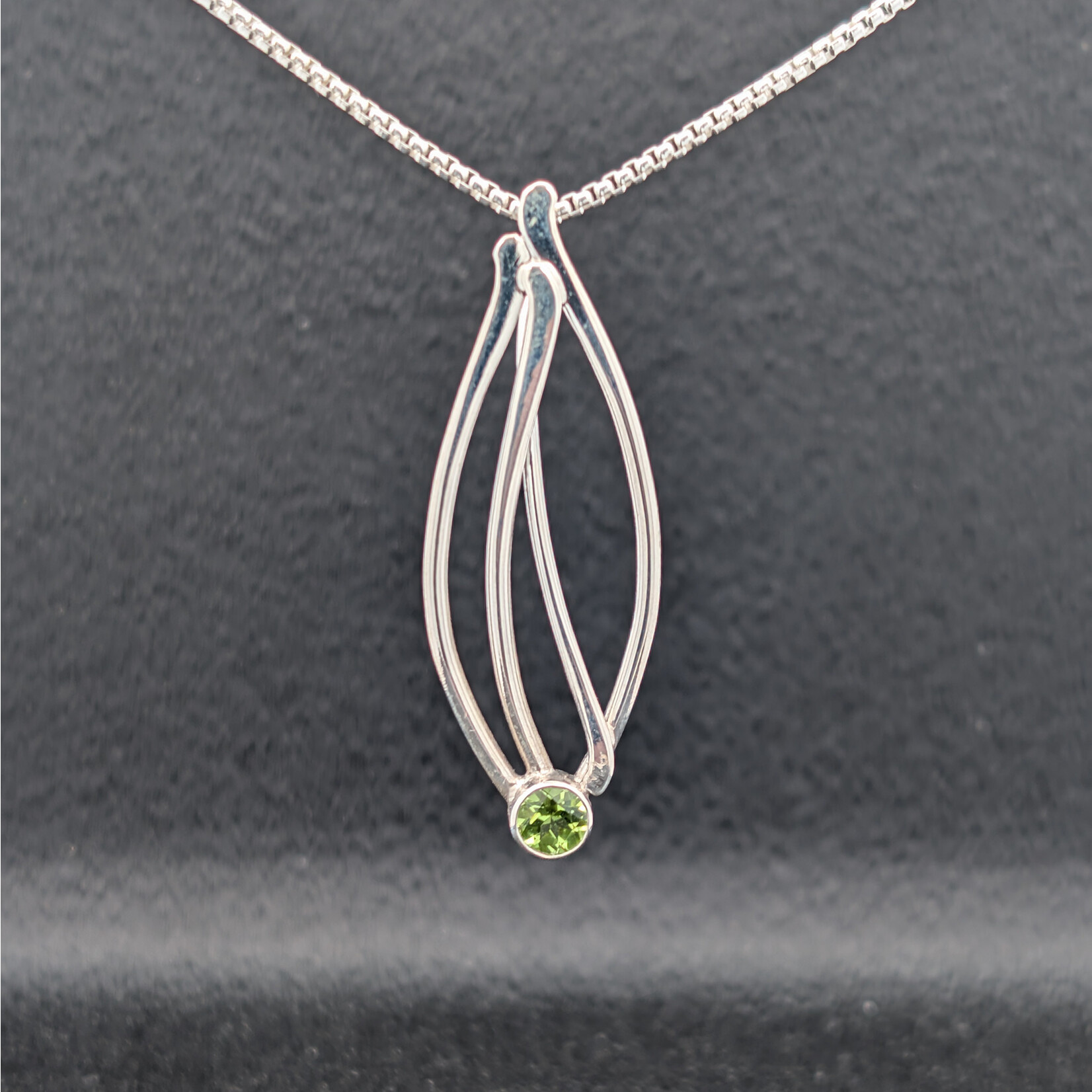 Modern Heirloom® Seagrass Pendant w/ 5mm Peridot on 18" RDB 1.5