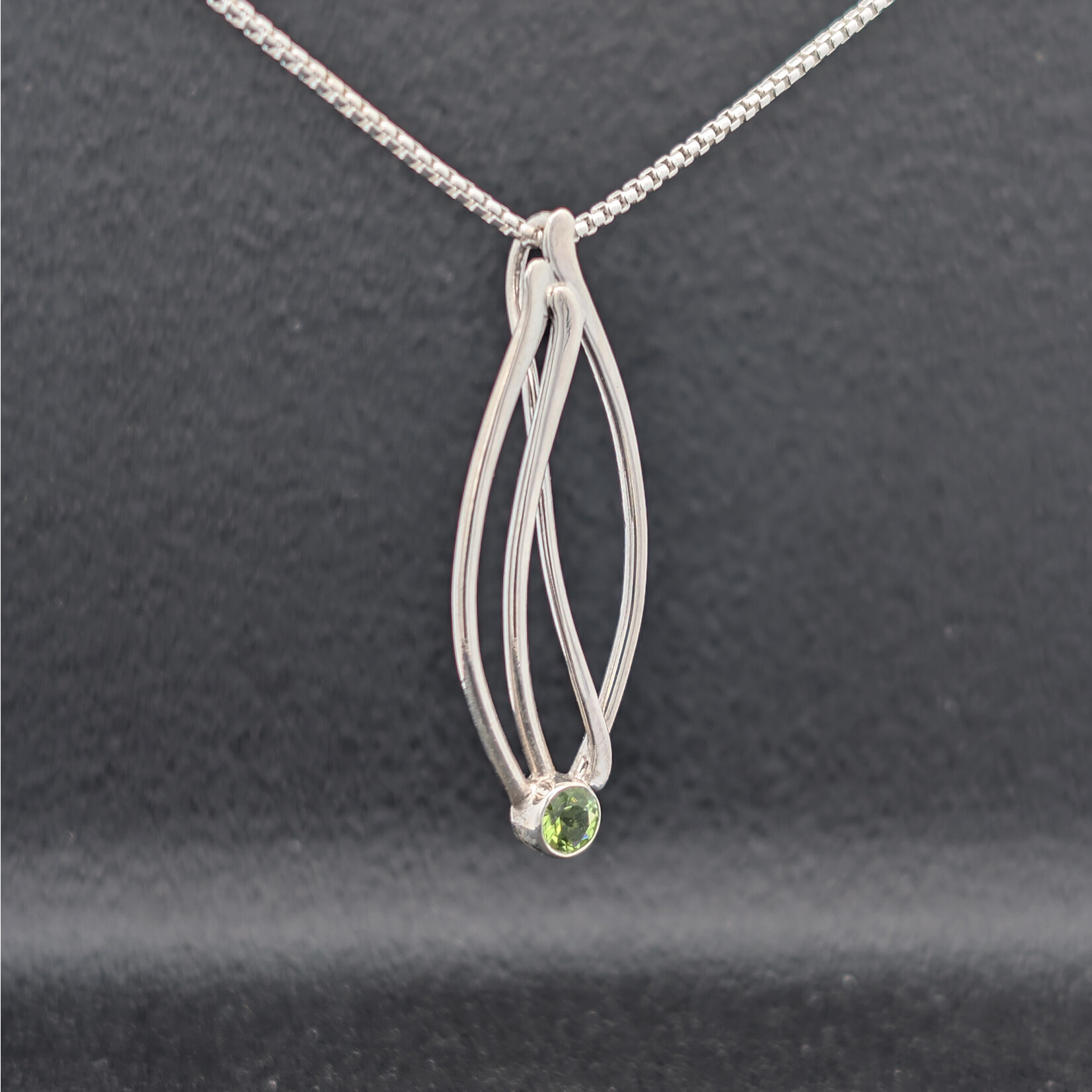 Modern Heirloom® Seagrass Pendant w/ 5mm Peridot on 18" RDB 1.5