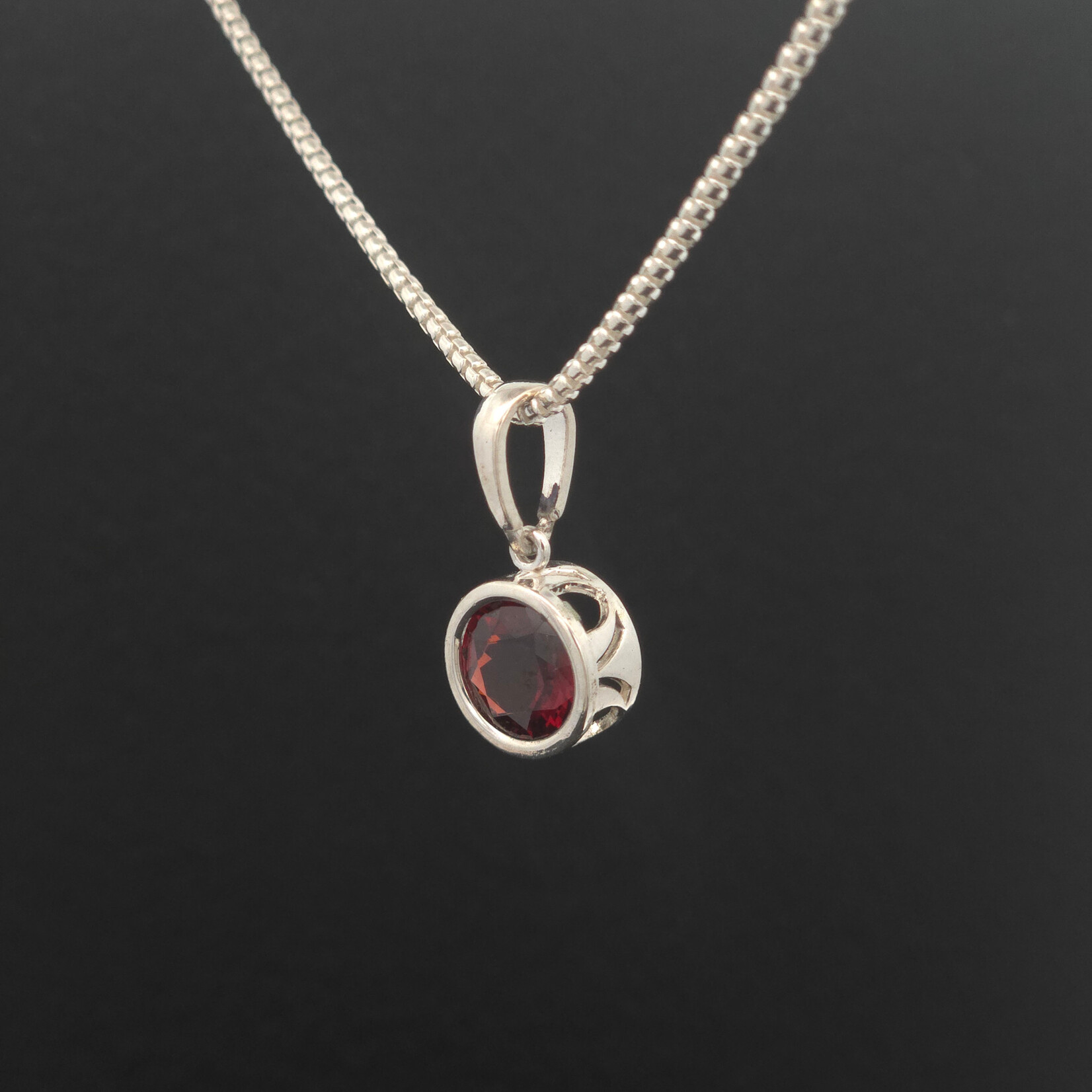 Modern Heirloom® Sterling Filigree Drop Necklace w/ 8mm Garnet on 16" Rounded Box 1.5