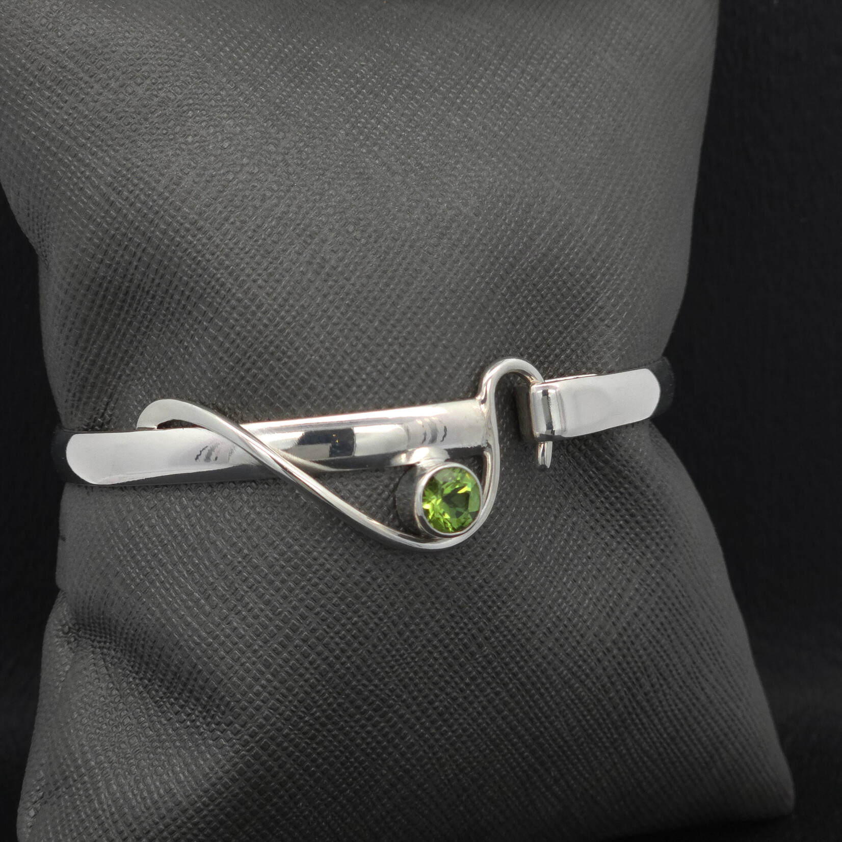 Modern Heirloom® AC Hook Bracelet, Peridot 6mm, Sz 7.5”