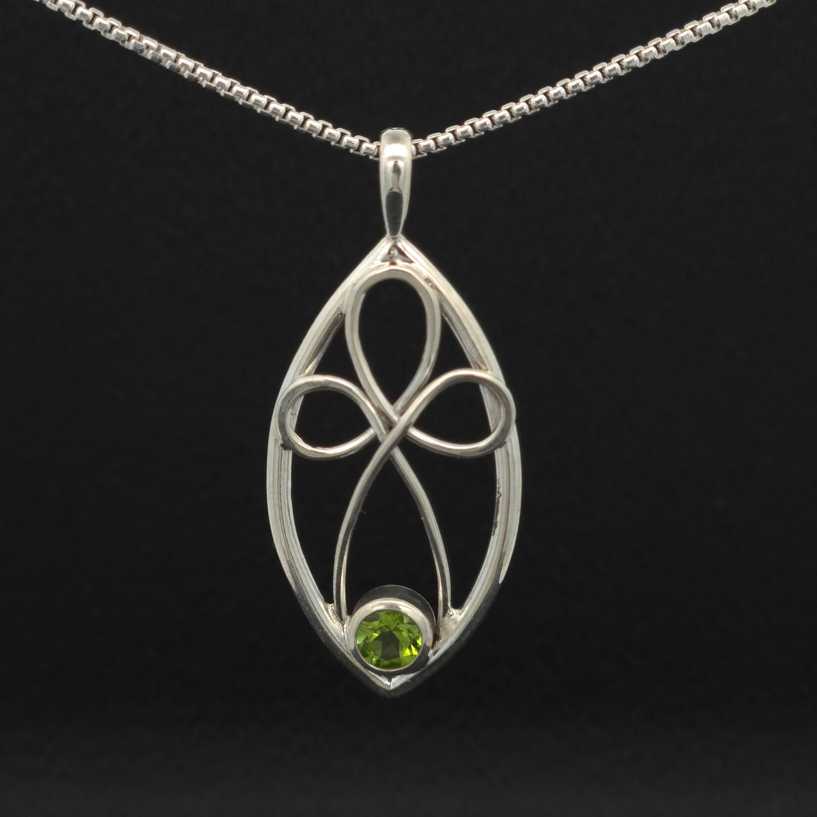 Modern Heirloom® Almond Nouveau Pendant 6mm Peridot 18” Rounded Box