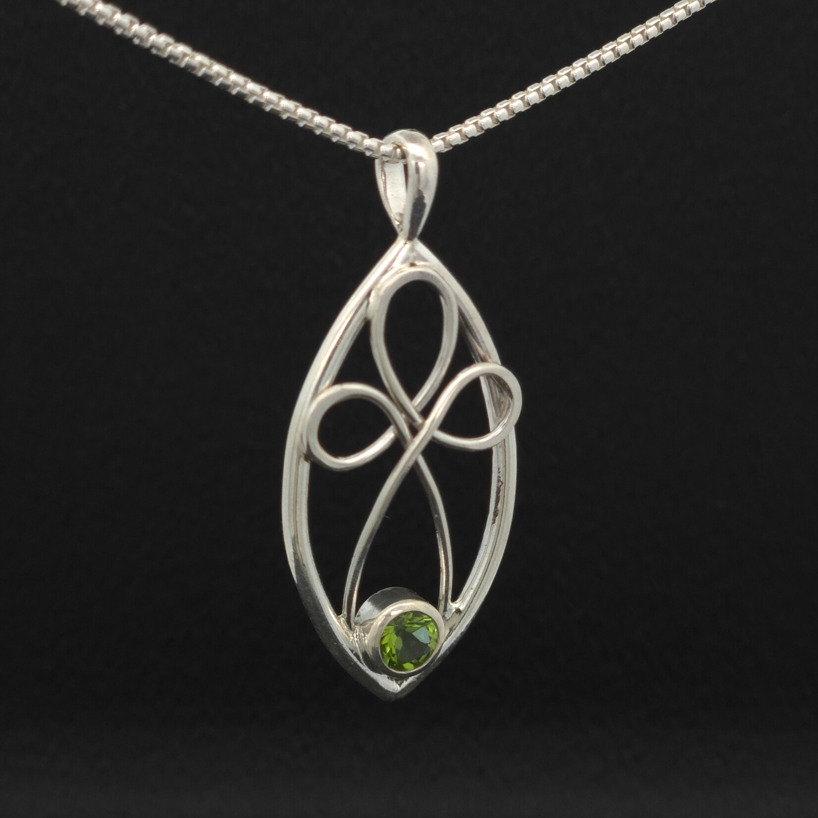 Modern Heirloom® Almond Nouveau Pendant 6mm Peridot 18” Rounded Box