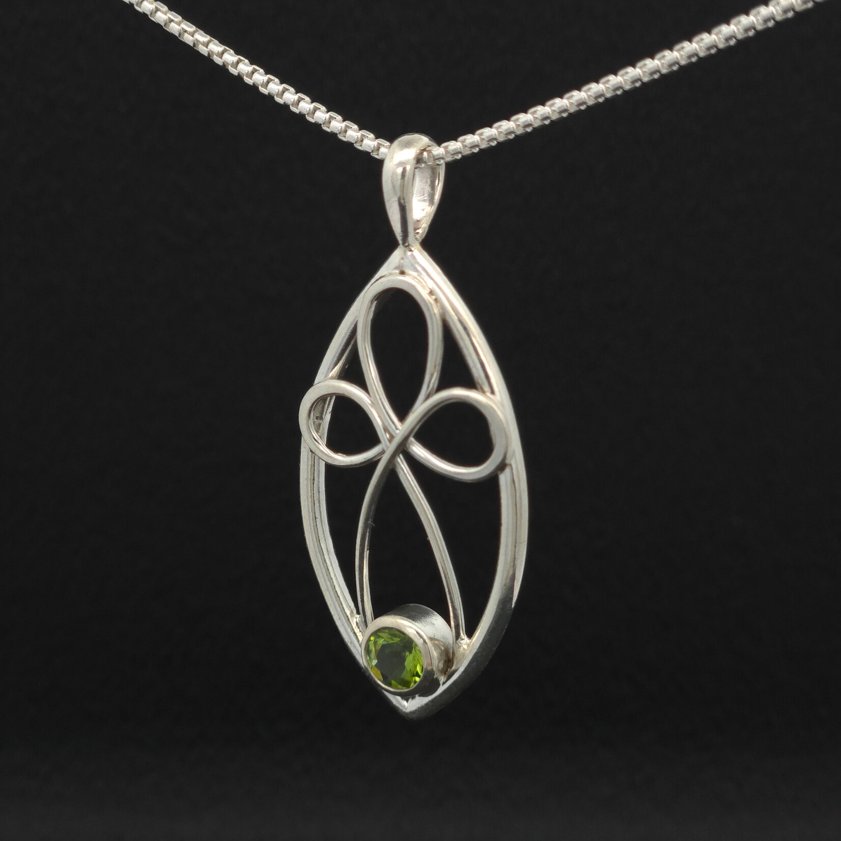 Modern Heirloom® Almond Nouveau Pendant 6mm Peridot 18” Rounded Box