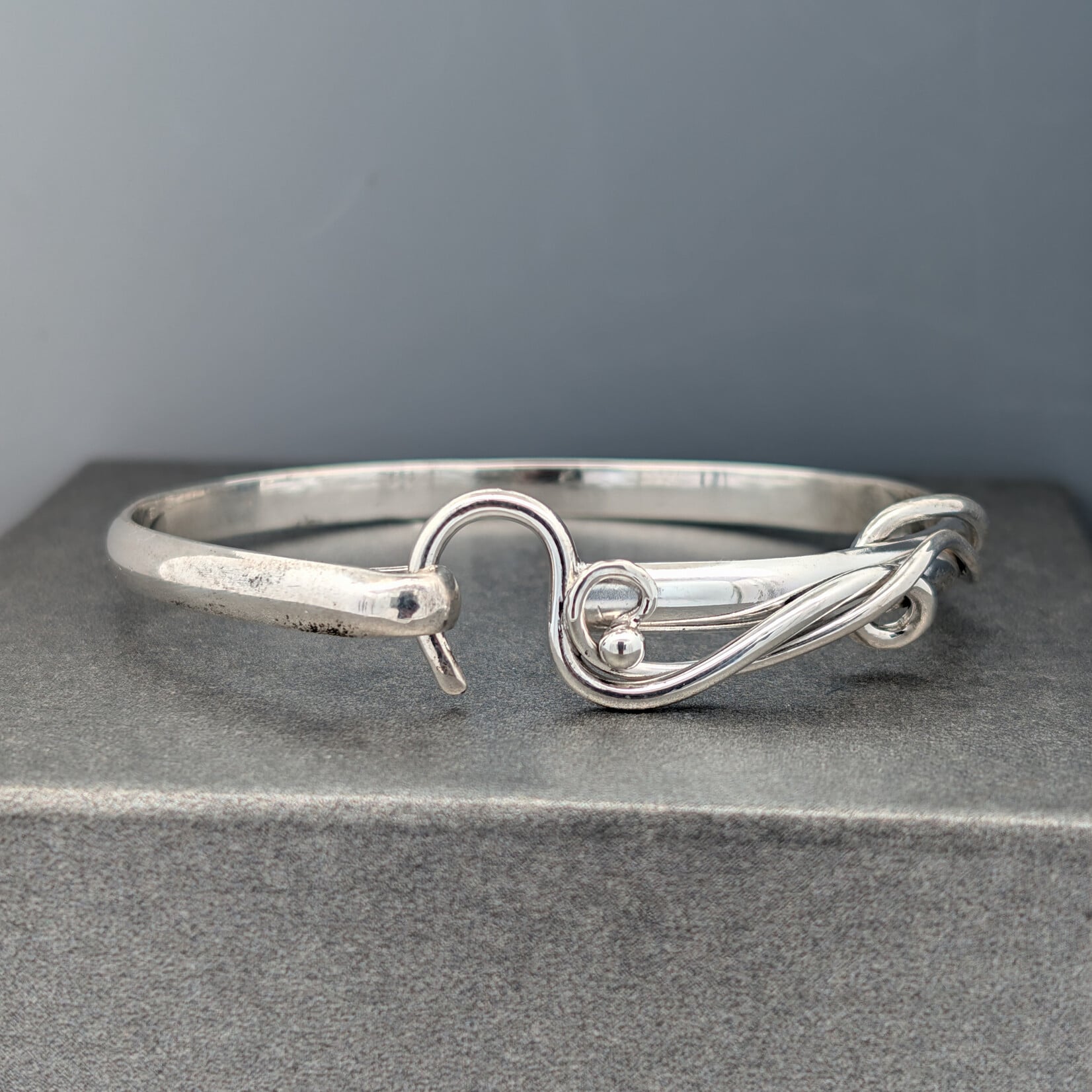 Modern Heirloom® Artist Choice Hook Bracelet 5mm, Elegant Wire Accent
