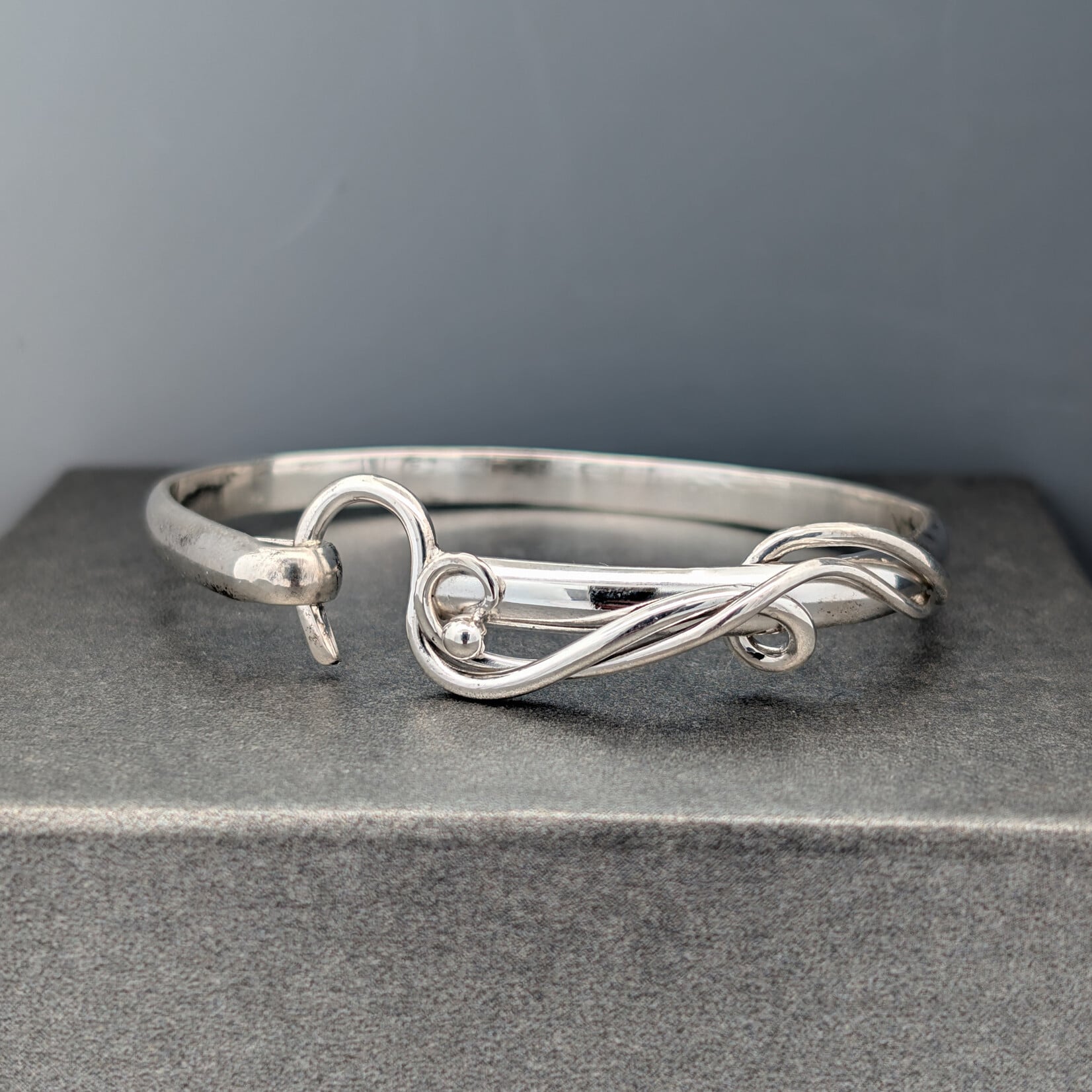 Modern Heirloom® Artist Choice Hook Bracelet 5mm, Elegant Wire Accent