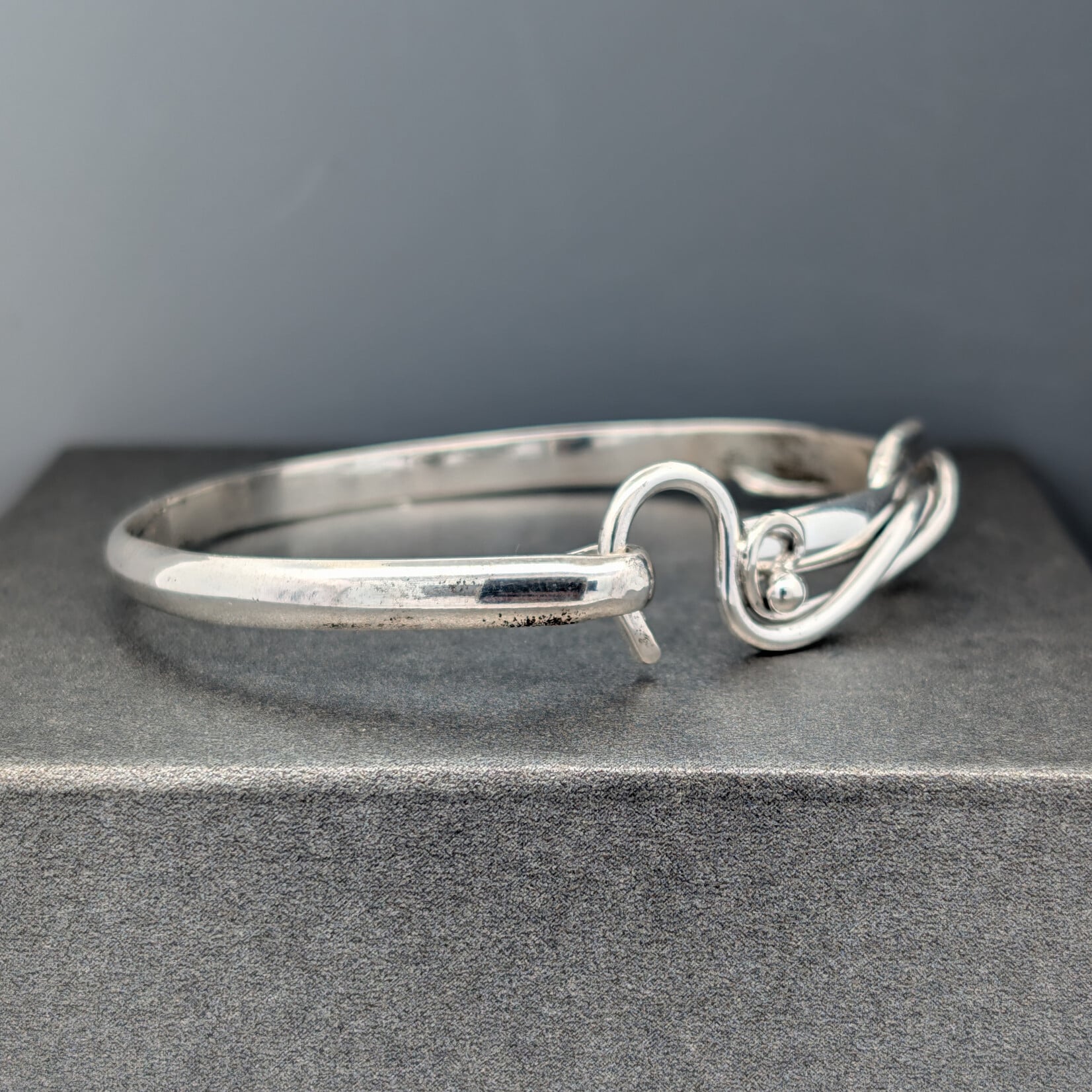 Modern Heirloom® Artist Choice Hook Bracelet 5mm, Elegant Wire Accent