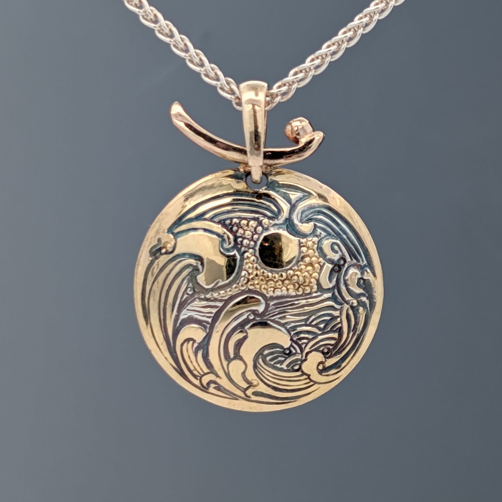 Modern Heirloom® Sunset By the Sea, Bimetal Engraved Medallion, 22" Spiga