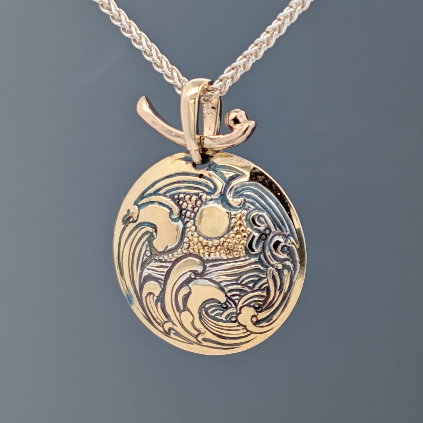Modern Heirloom® Sunset By the Sea, Bimetal Engraved Medallion, 22" Spiga