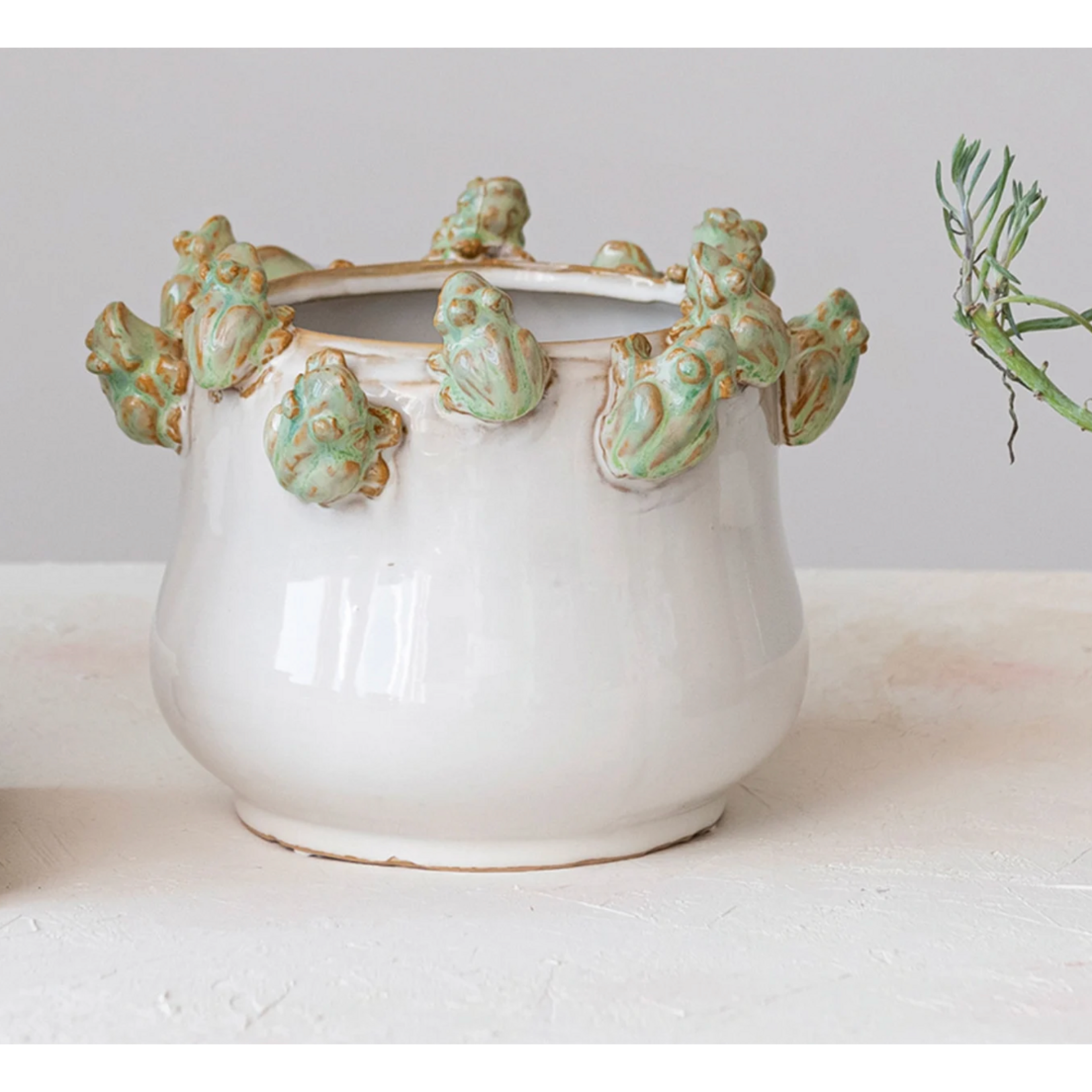 Creative Co-op Stoneware Planter w/ Frogs on Rim, Reactive Glaze, White & Green