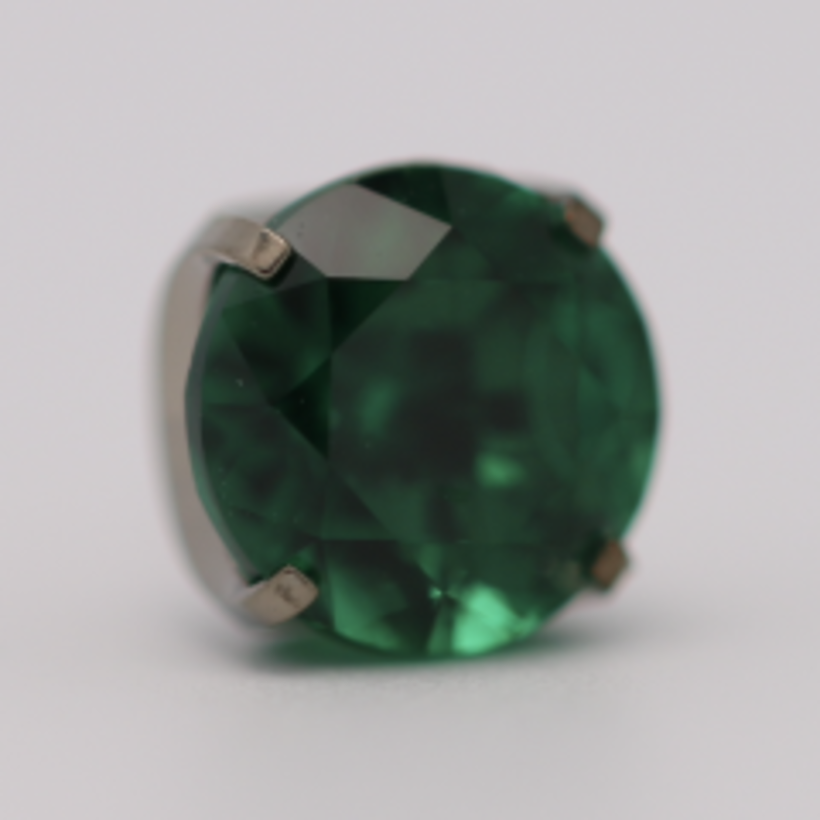 Neometal 18g prong set threadless end 2mm emerald