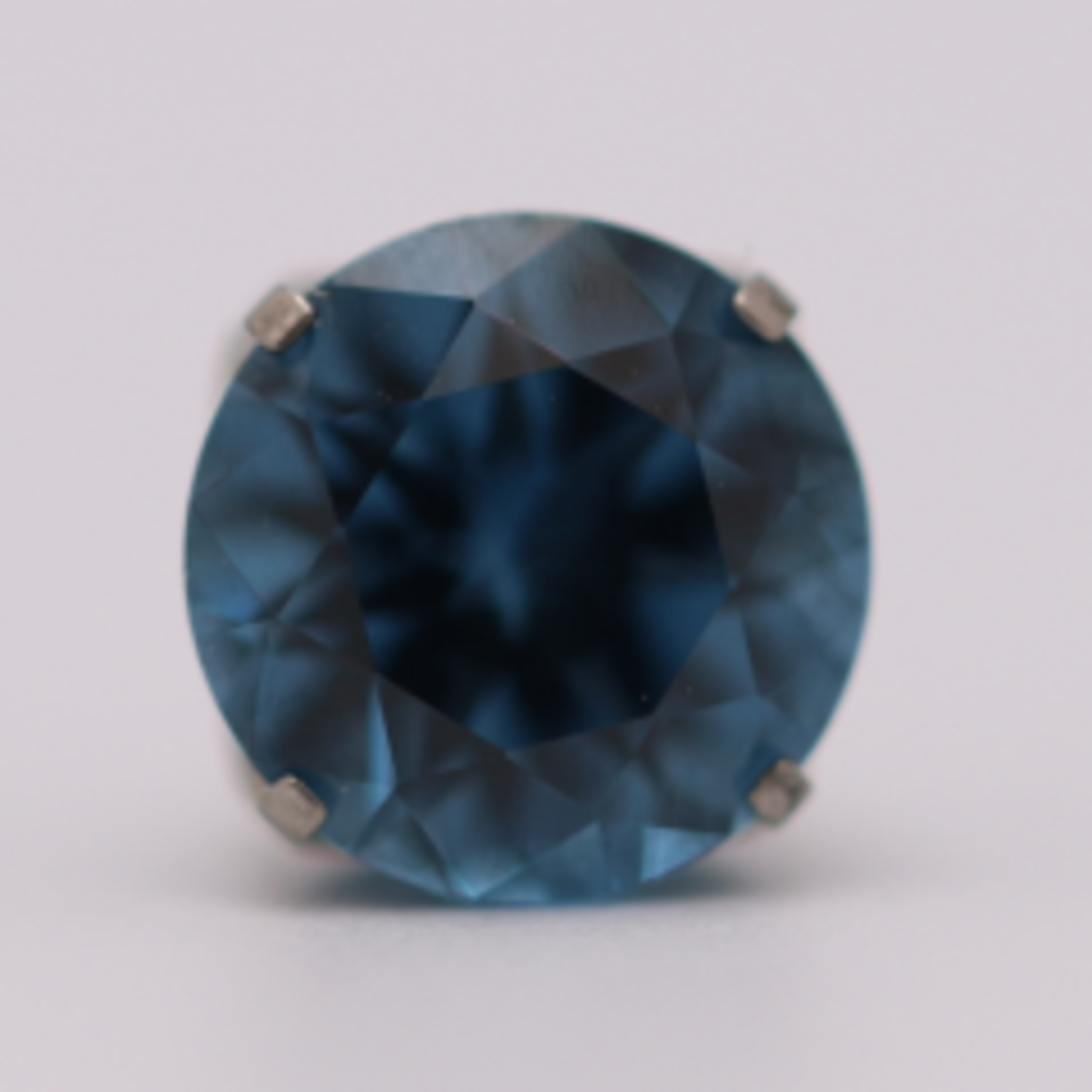 Neometal 18g prong set threadless end 2.5mm London blue ceramic