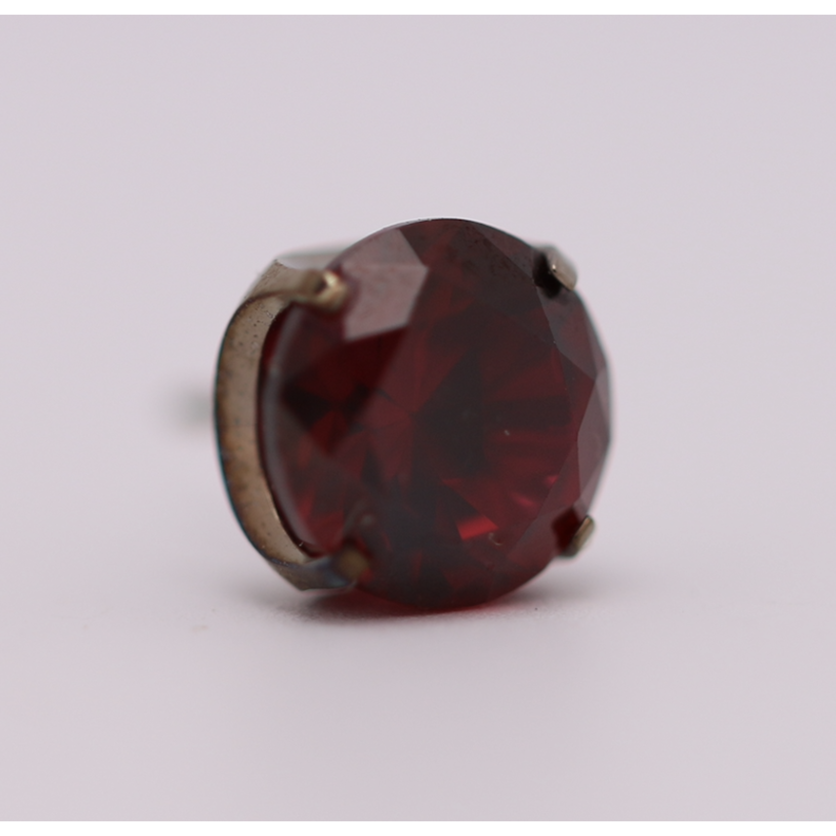 Neometal 18g prong set threadless end 1.5mm ruby