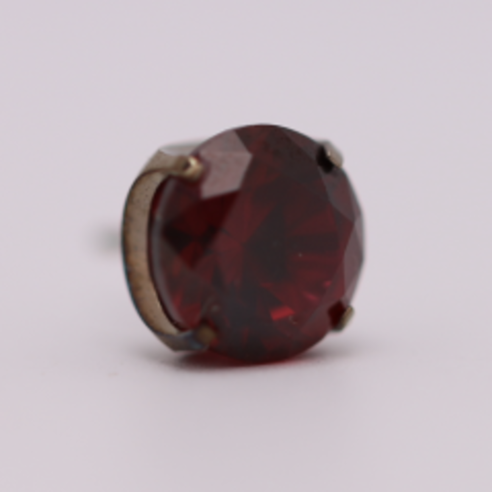 Neometal 18g prong set threadless end 2.5mm ruby