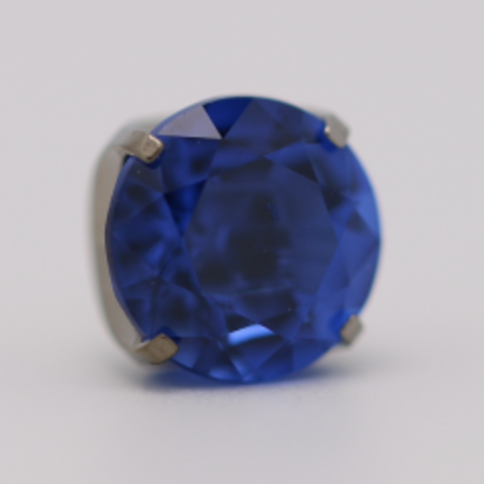 Neometal 18g prong set threadless end 2mm sapphire