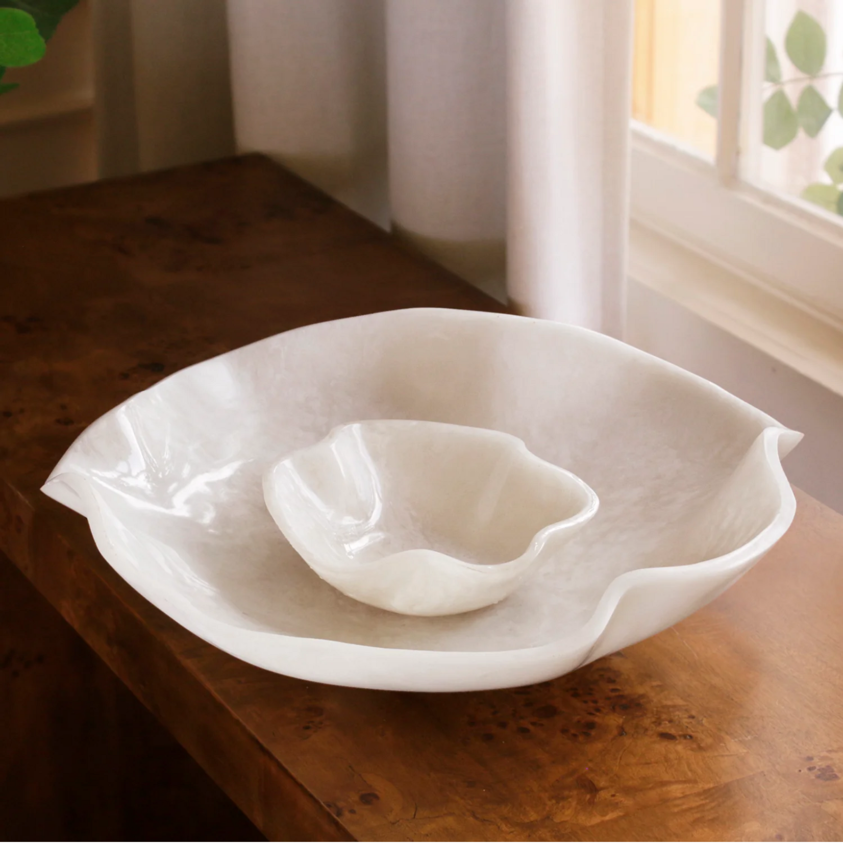 RESIN Alabaster Bowl with Dip White Swirl
