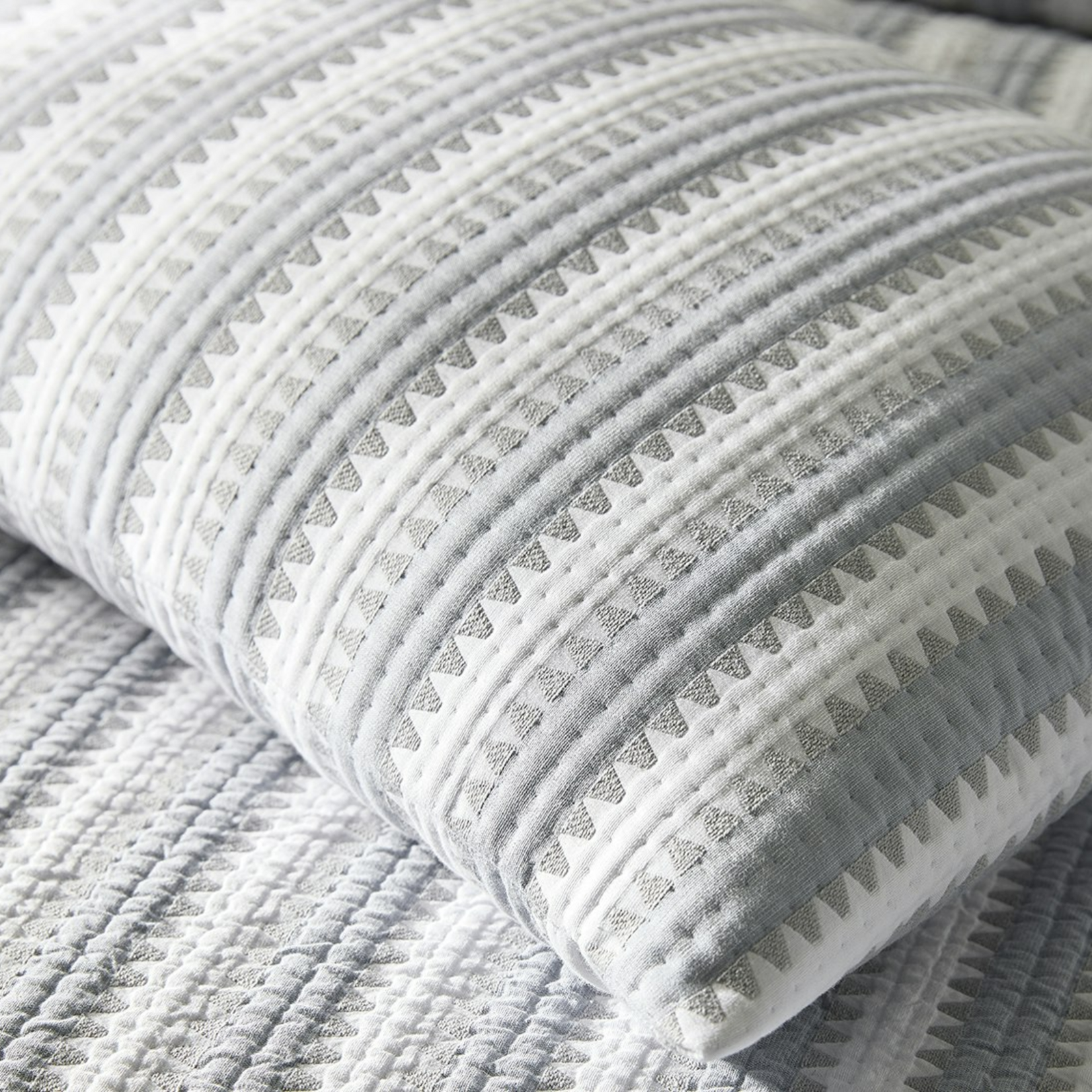 Matouk Matouk Apollo Stripe Matelasse Coverlet King - Dove