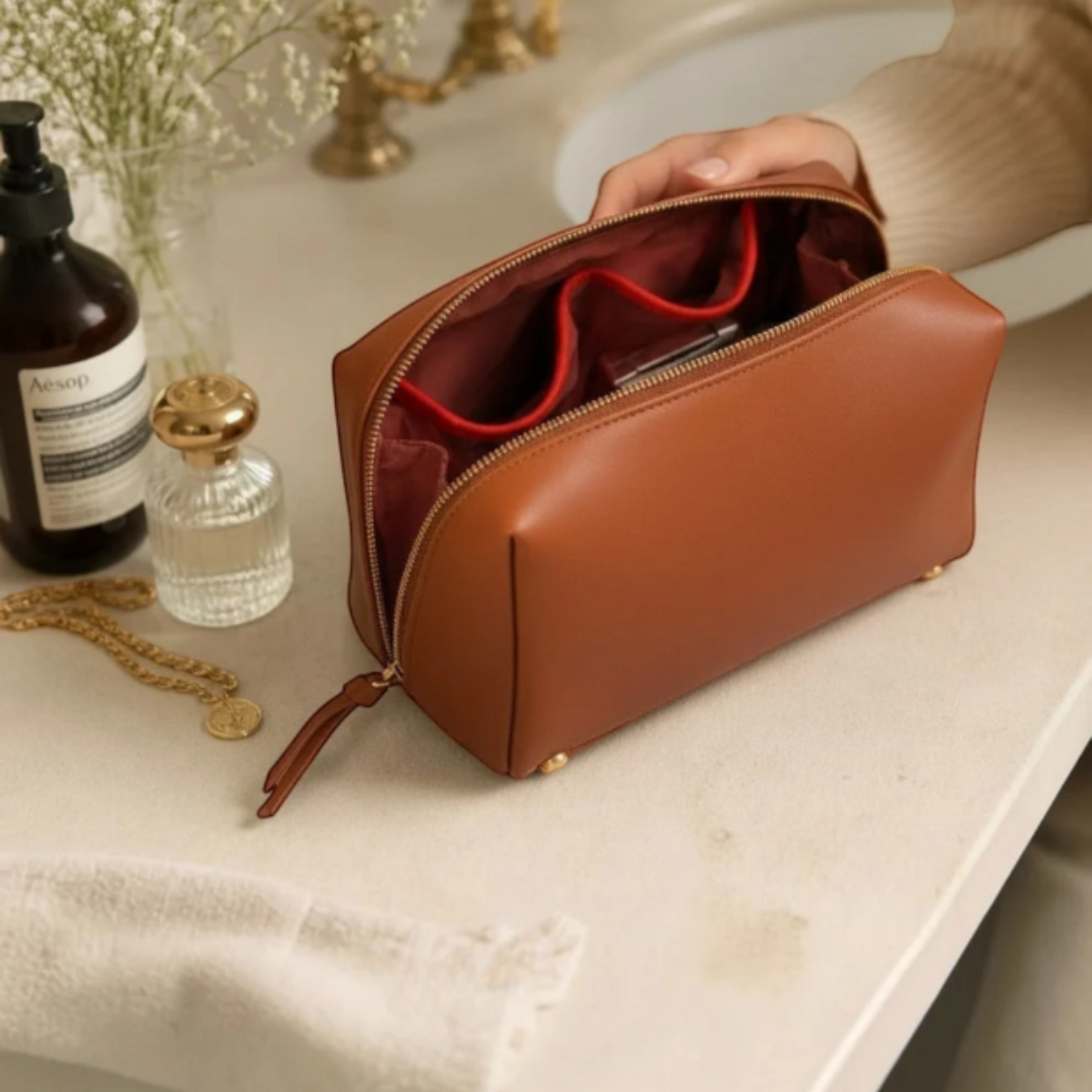 Roma Standing Toiletry Case