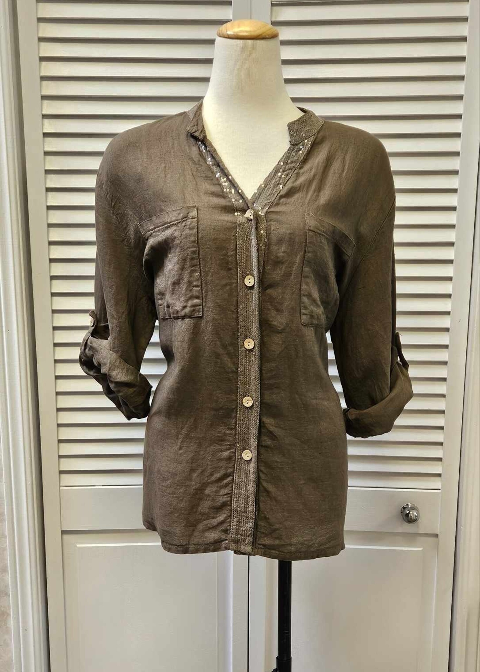 Angela Mara Button-up blouse W/ crotchet back detail