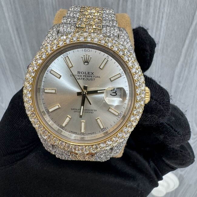 Rolex - Datejust - 41 MM - Diamonds Bezel and Bracelet - Red Dial