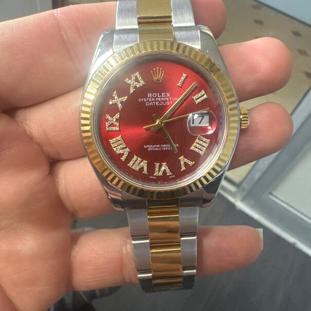 Rolex Datejust 116333 Bicolor 41 mm – Esfera Roja con Números Romanos y Diamantes