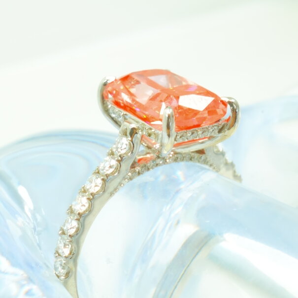 Anillo Pink Center con Diamante Rosa 3.06 ct y Banda con Diamantes de Laboratorio – Oro Blanco 14K | Unik Jewelry
