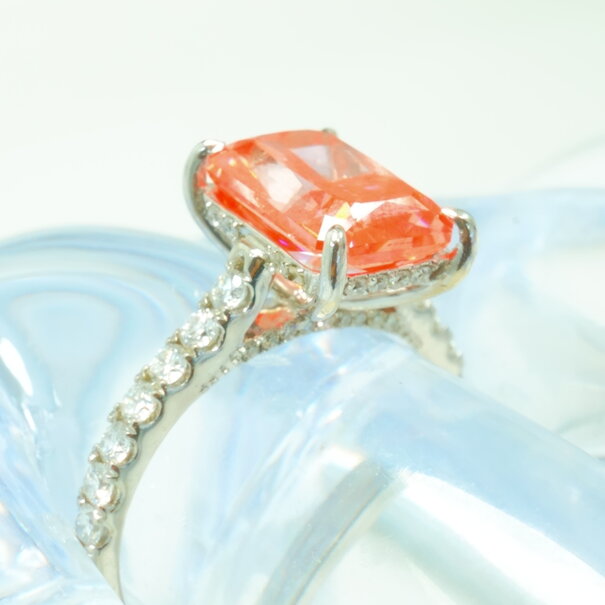 Anillo Pink Center con Diamante Rosa 3.06 ct y Banda con Diamantes de Laboratorio – Oro Blanco 14K | Unik Jewelry