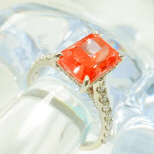 Anillo Pink Center en Oro Blanco 14K con Diamantes