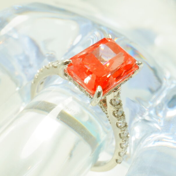 Anillo Pink Center con Diamante Rosa 3.06 ct y Banda con Diamantes de Laboratorio – Oro Blanco 14K | Unik Jewelry