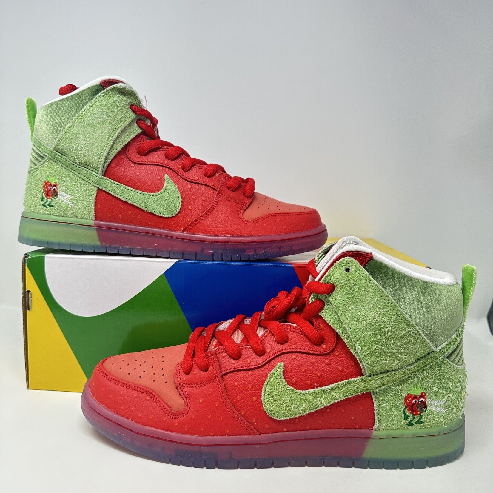 Nike Nike SB Dunk High Strawberry Cough