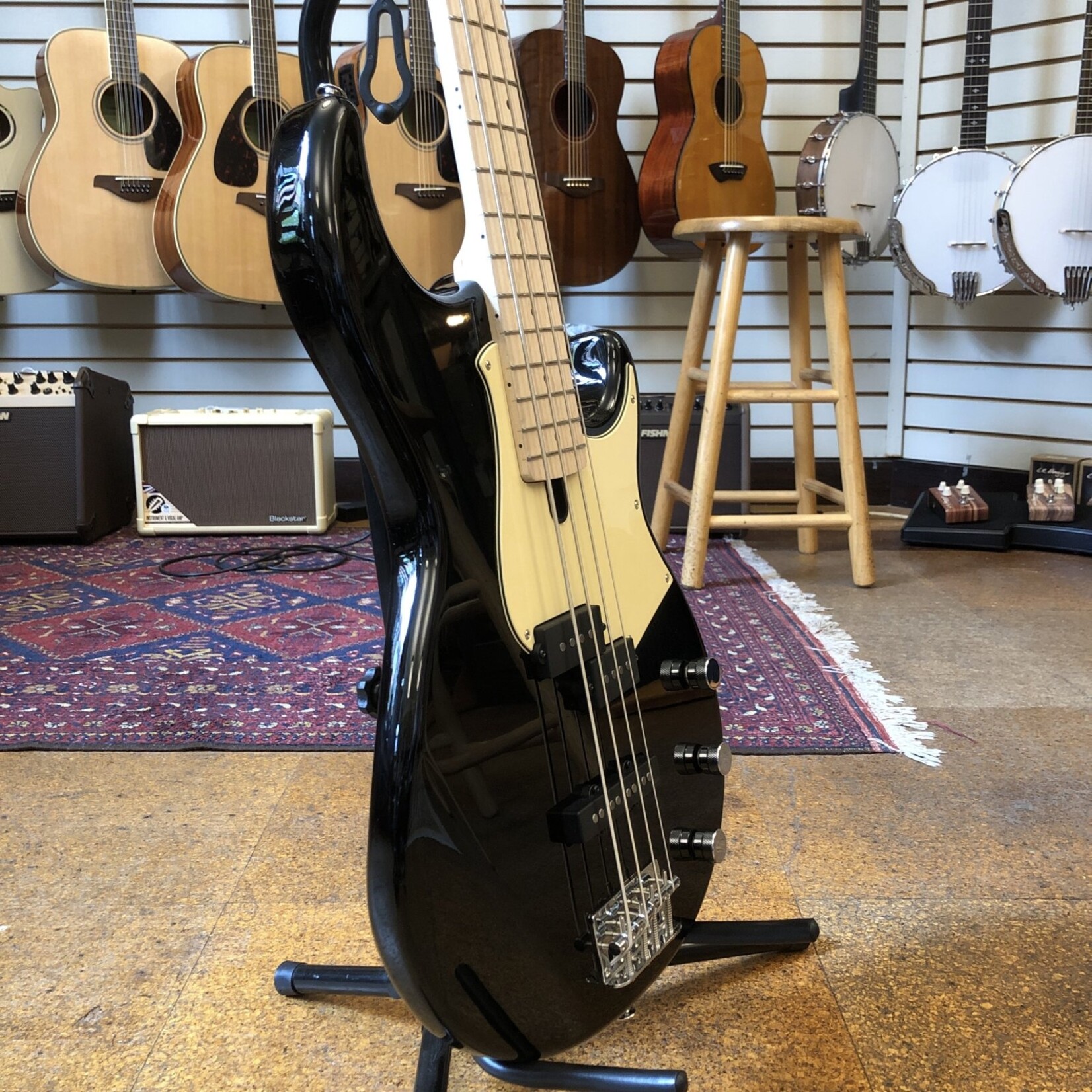 Yamaha Yamaha BB434 4-String Bass Guitar Black w/Maple Fingerboard