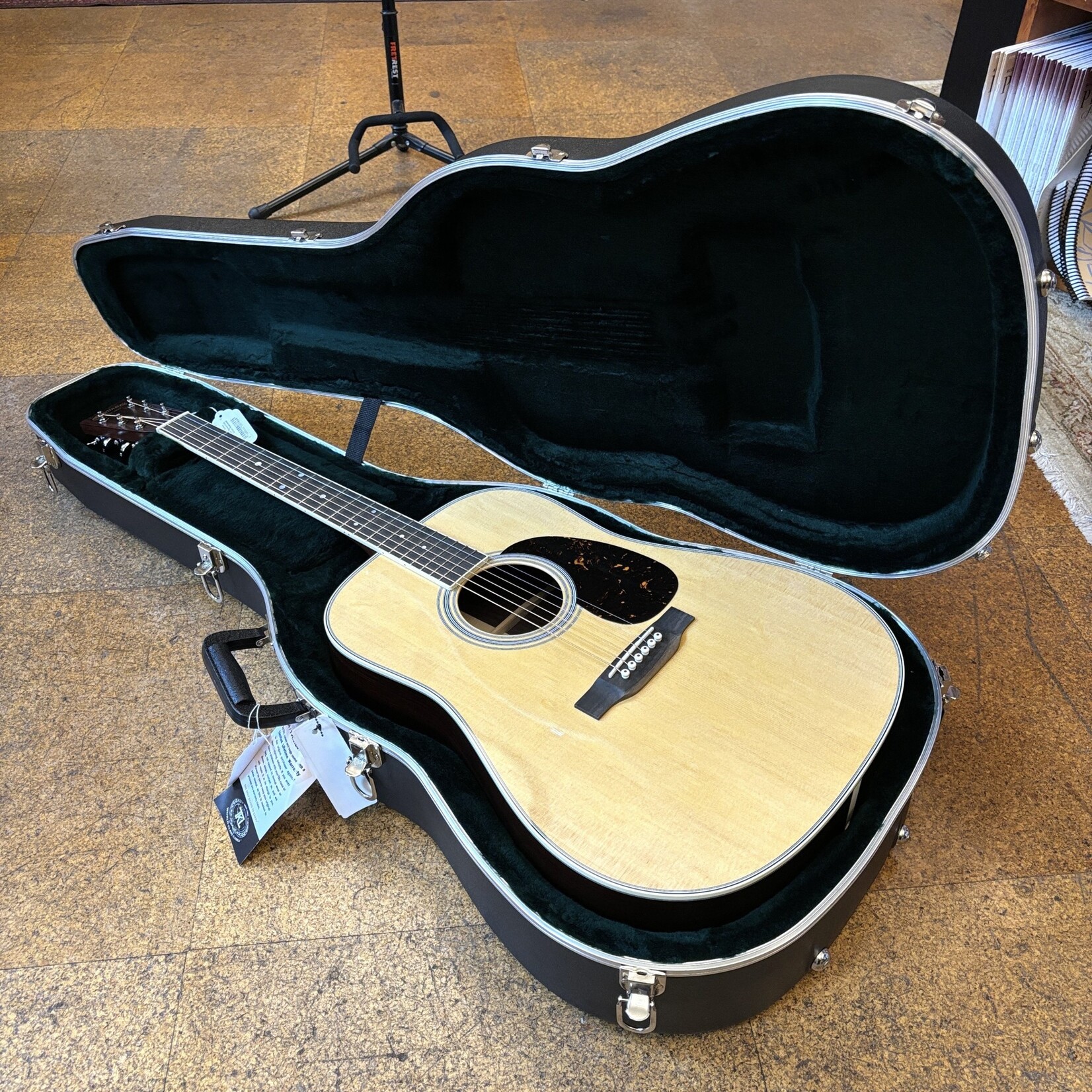 Martin Martin D-35 Standard Series Sitka Spruce/East Indian Rosewood Dreadnought Acoustic Guitar w/Hard Case