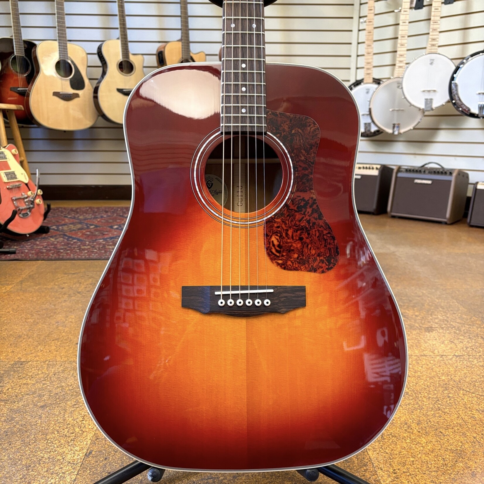 Guild Guild D-140 Sitka Spruce/Mahogany Dreadnought Acoustic Guitar Cherry Burst w/Padded Gig Bag