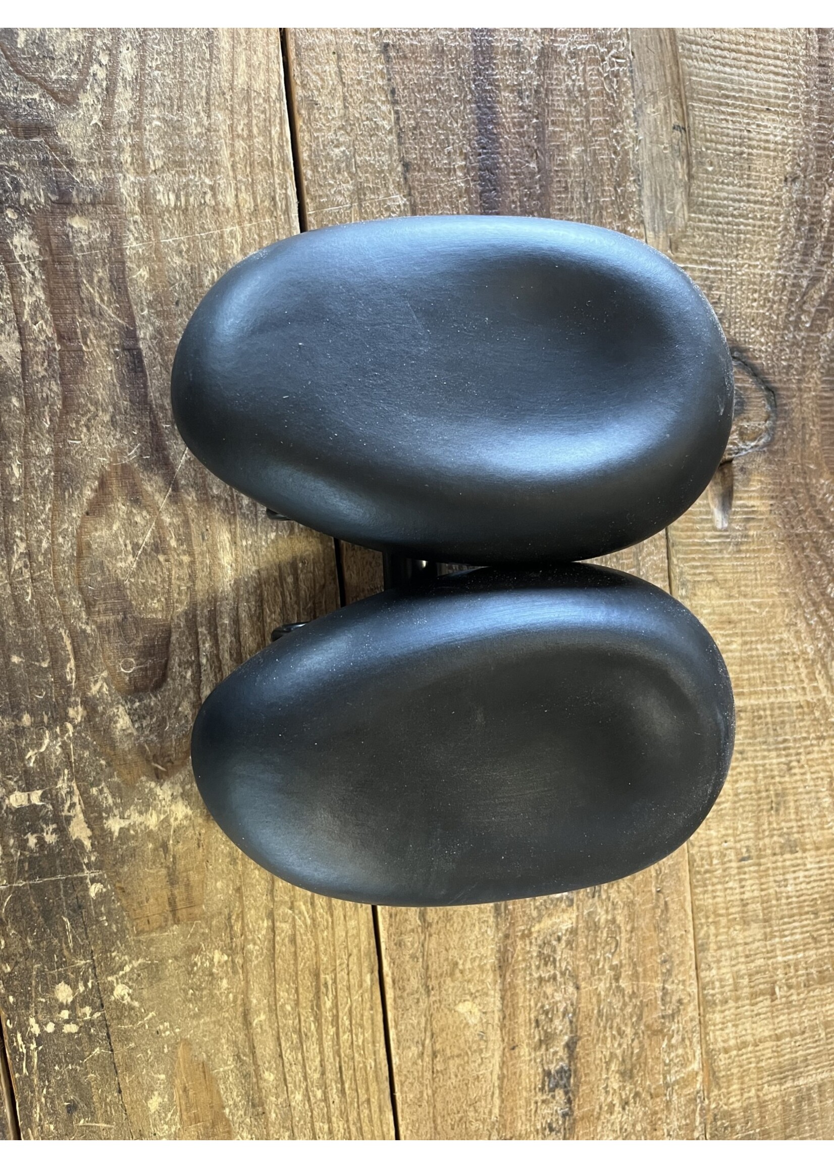 used split saddle no-nose black