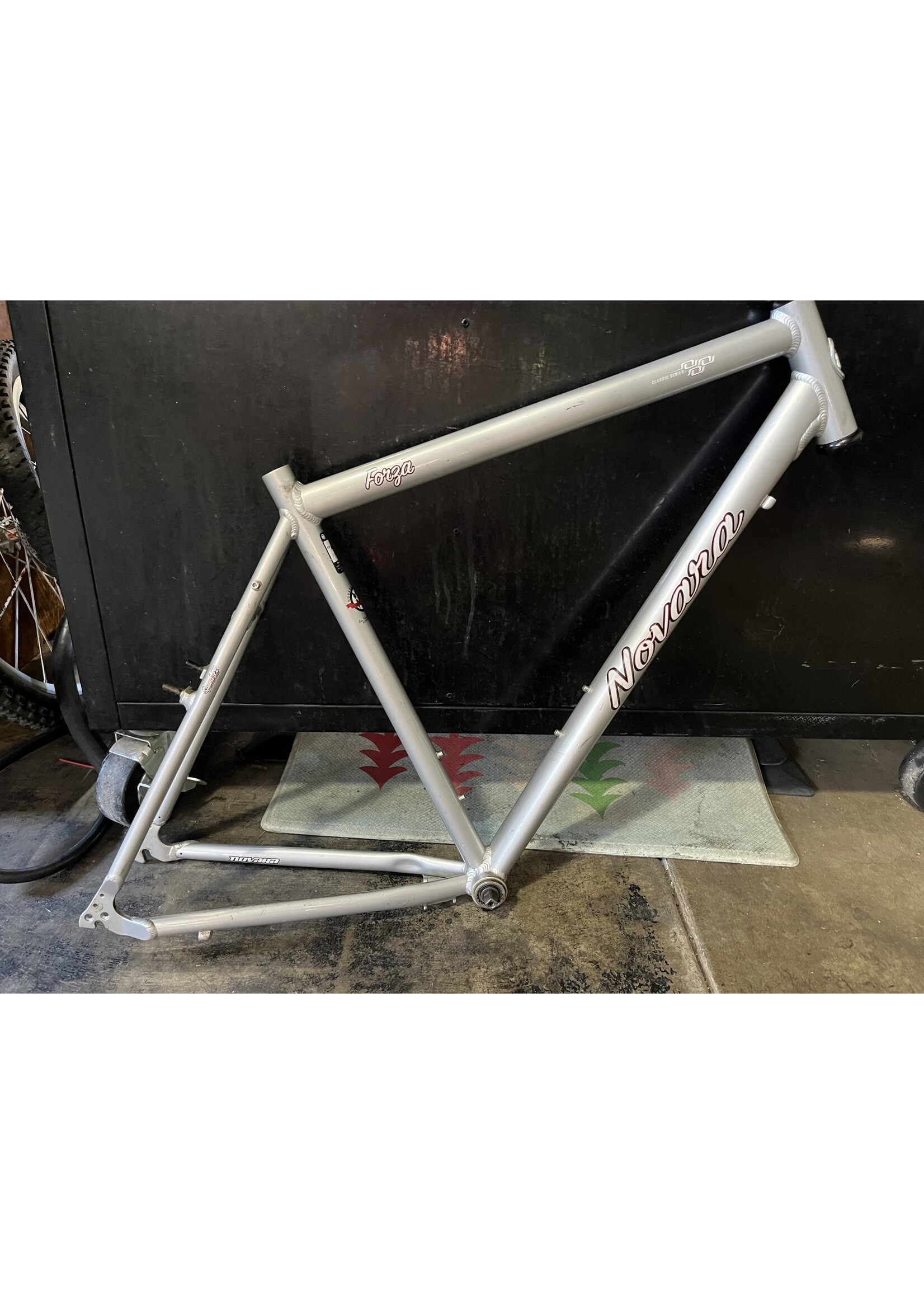 used Novara hybrid frame for 700c wheels no derailleur hanger large 20"