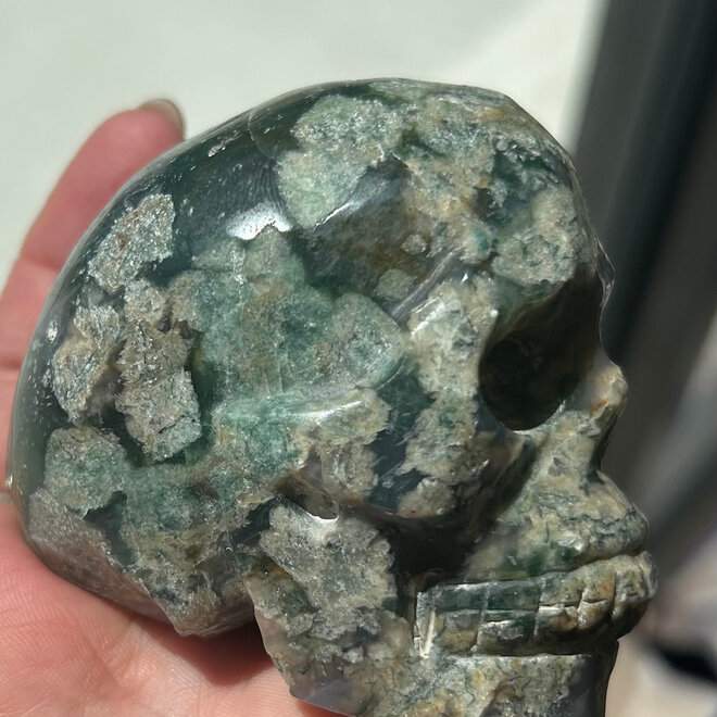 Moss Agate Skull 15 oz