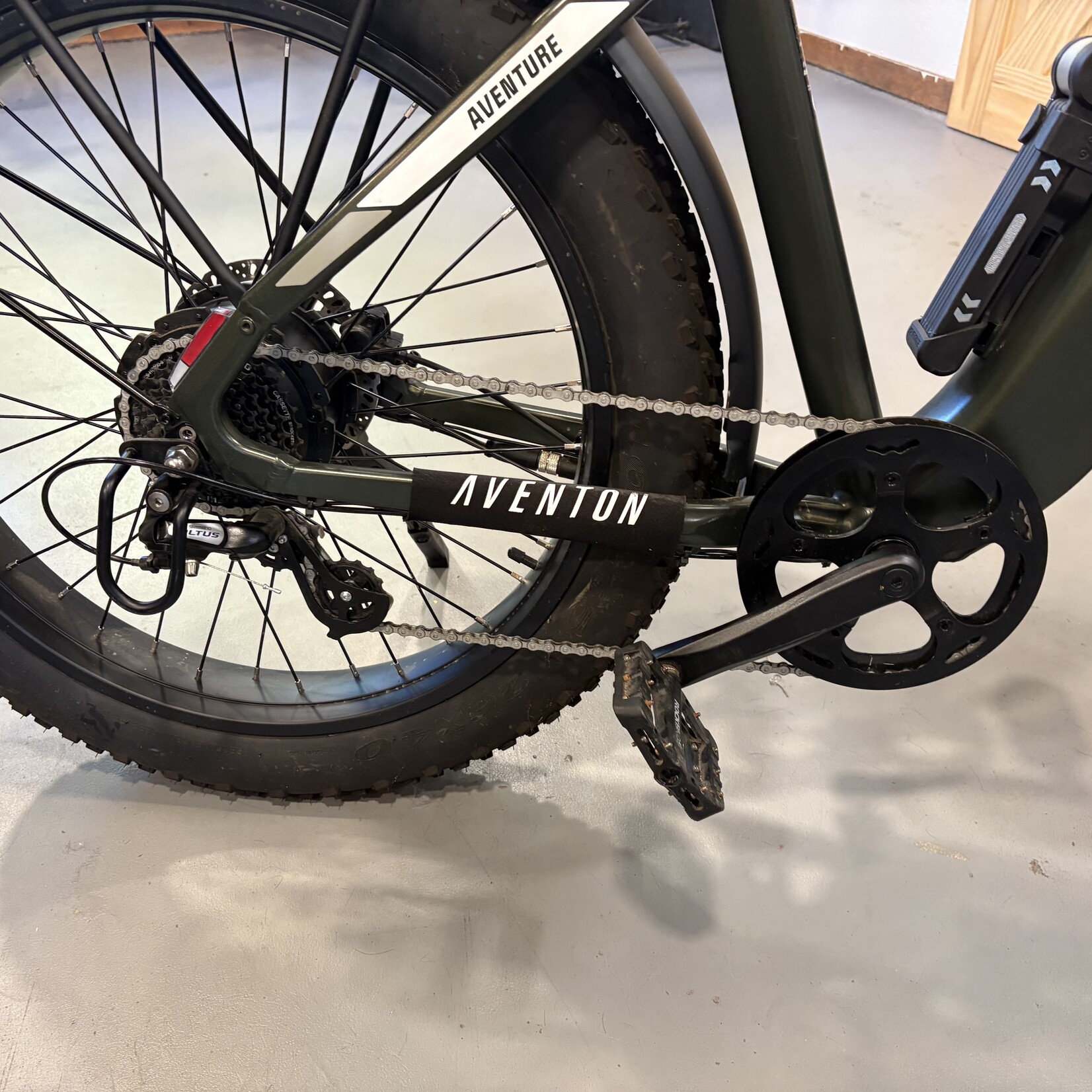 Aventon Aventon Adventure eBike Large with accessories