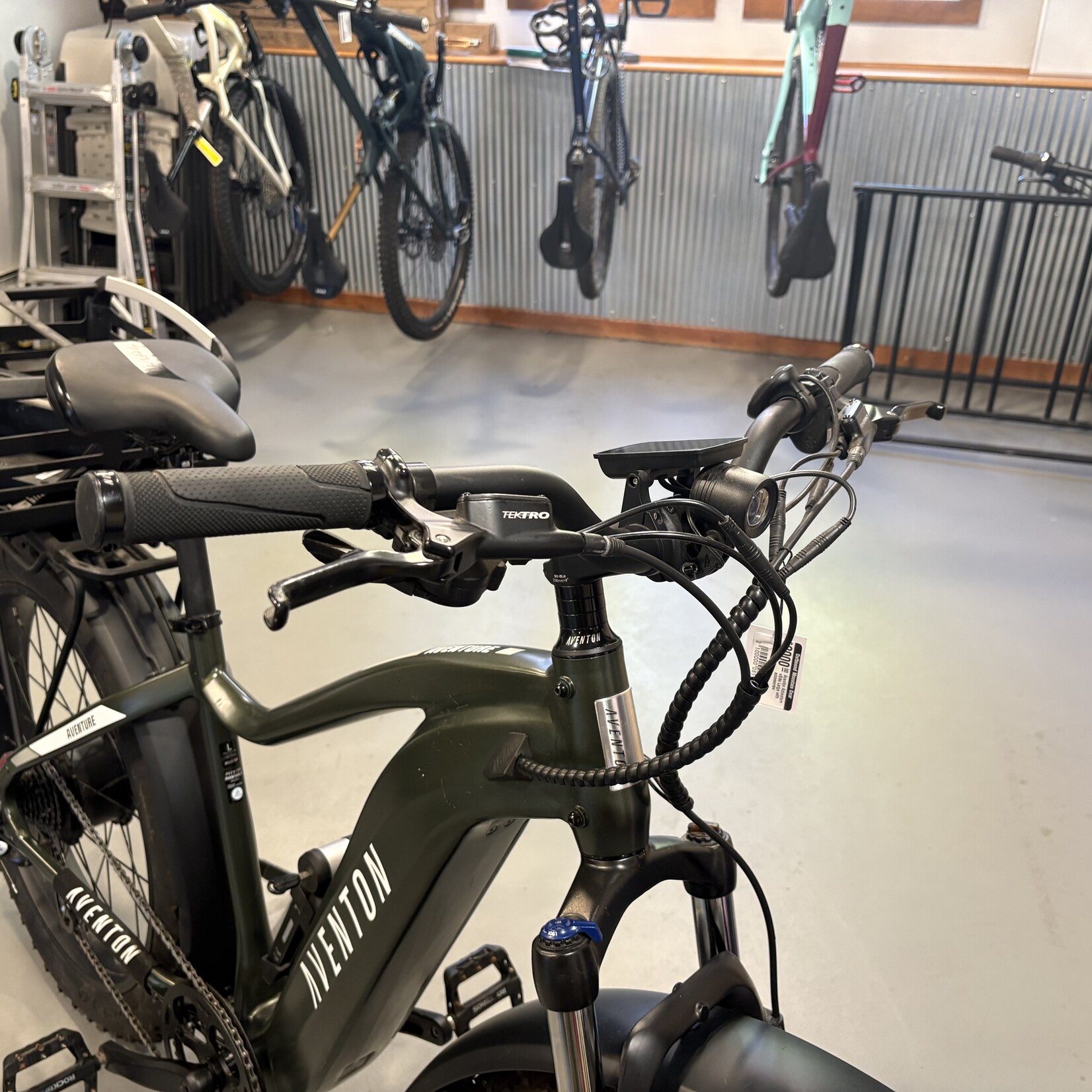 Aventon Aventon Adventure eBike Large with accessories