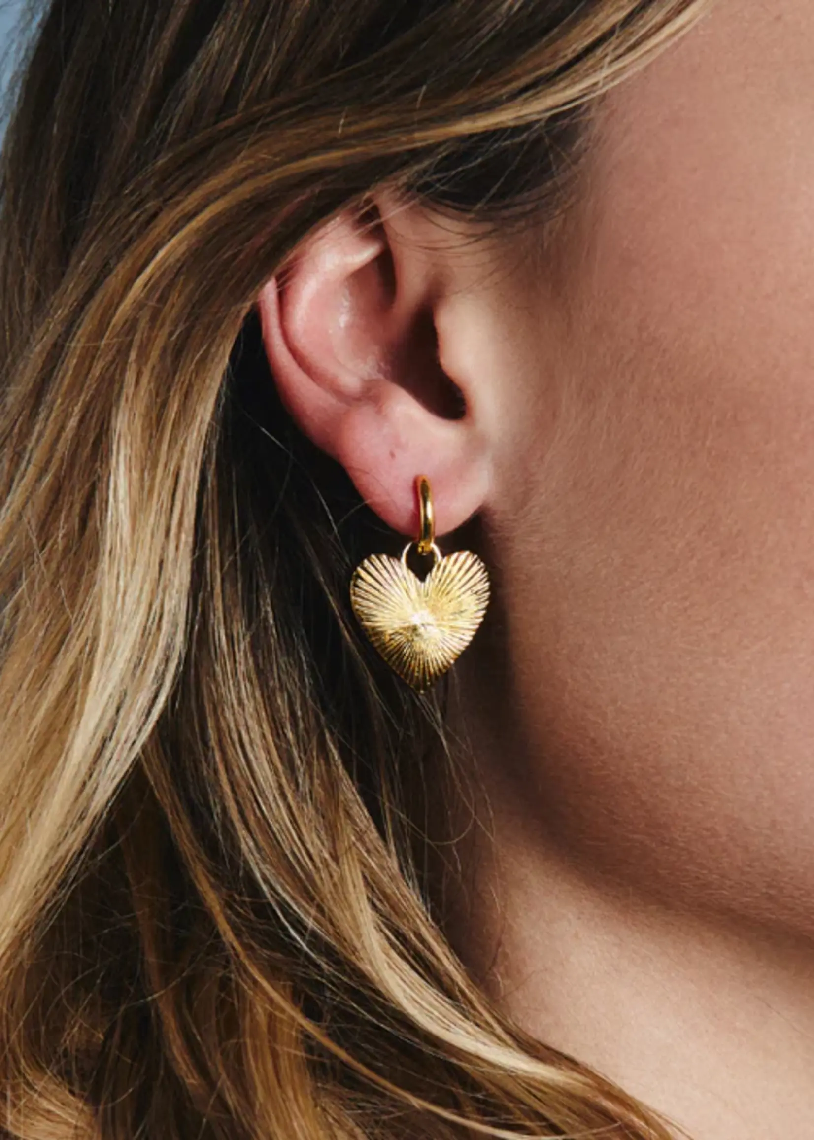 HART Jewelry Ribbed Heart of Gold Huggies