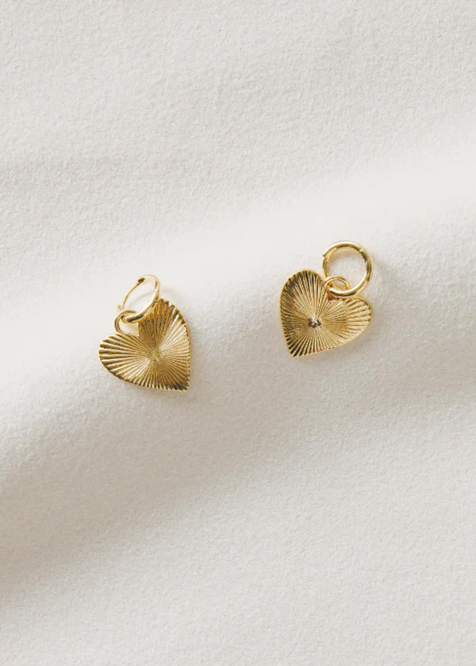 HART Jewelry Ribbed Heart of Gold Huggies