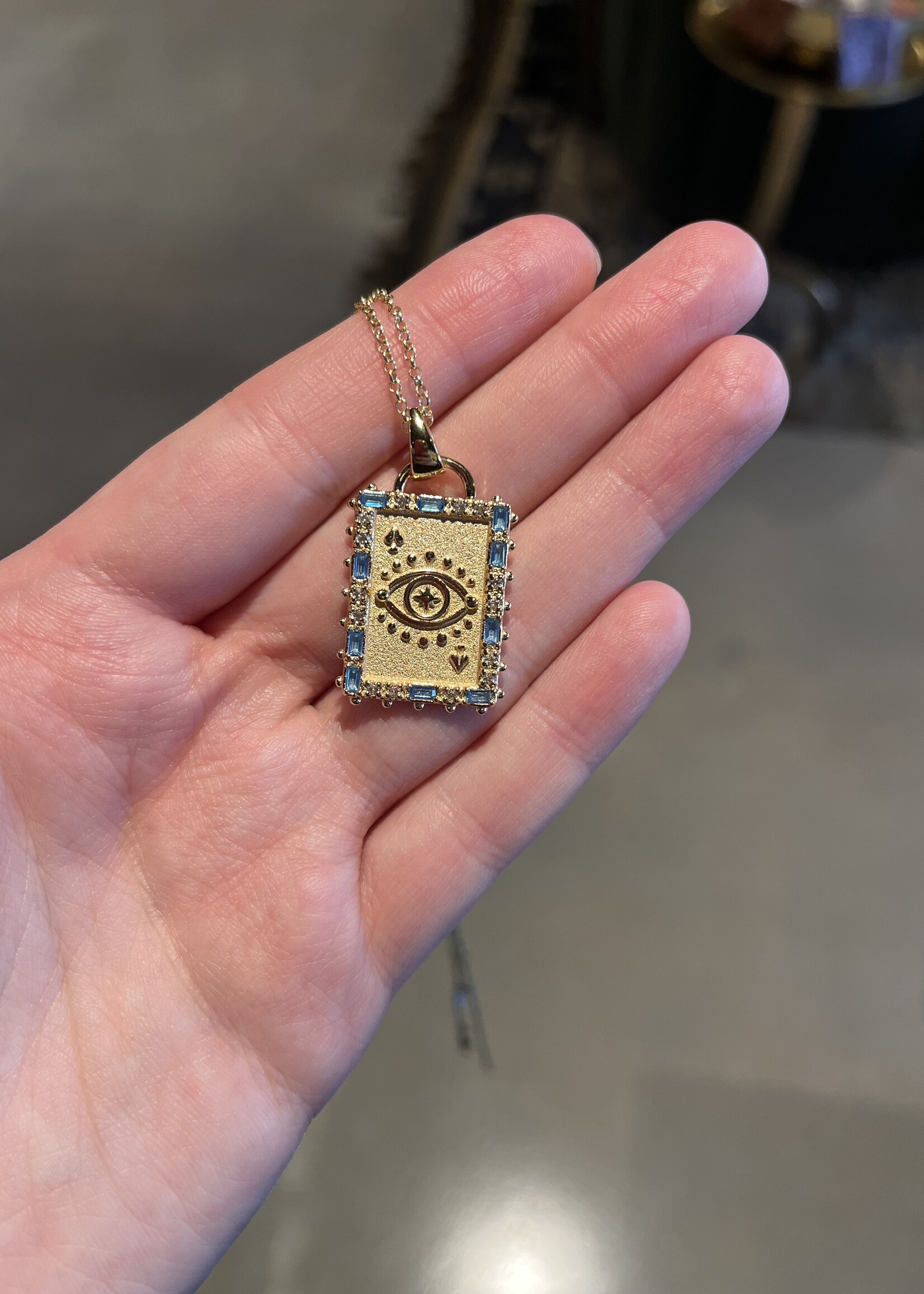 Jane Win Jewelry PROTECT Queen of Spades Card Pendant / 16-18" Classic Rolo Chain