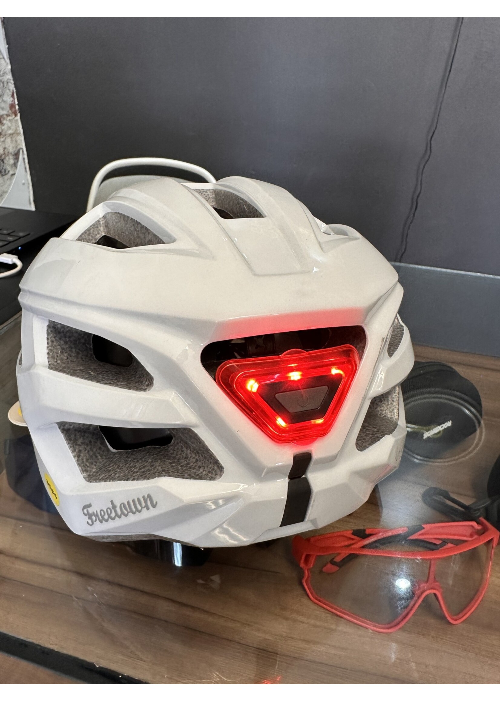 Casco Blanco MIP con luz trasera