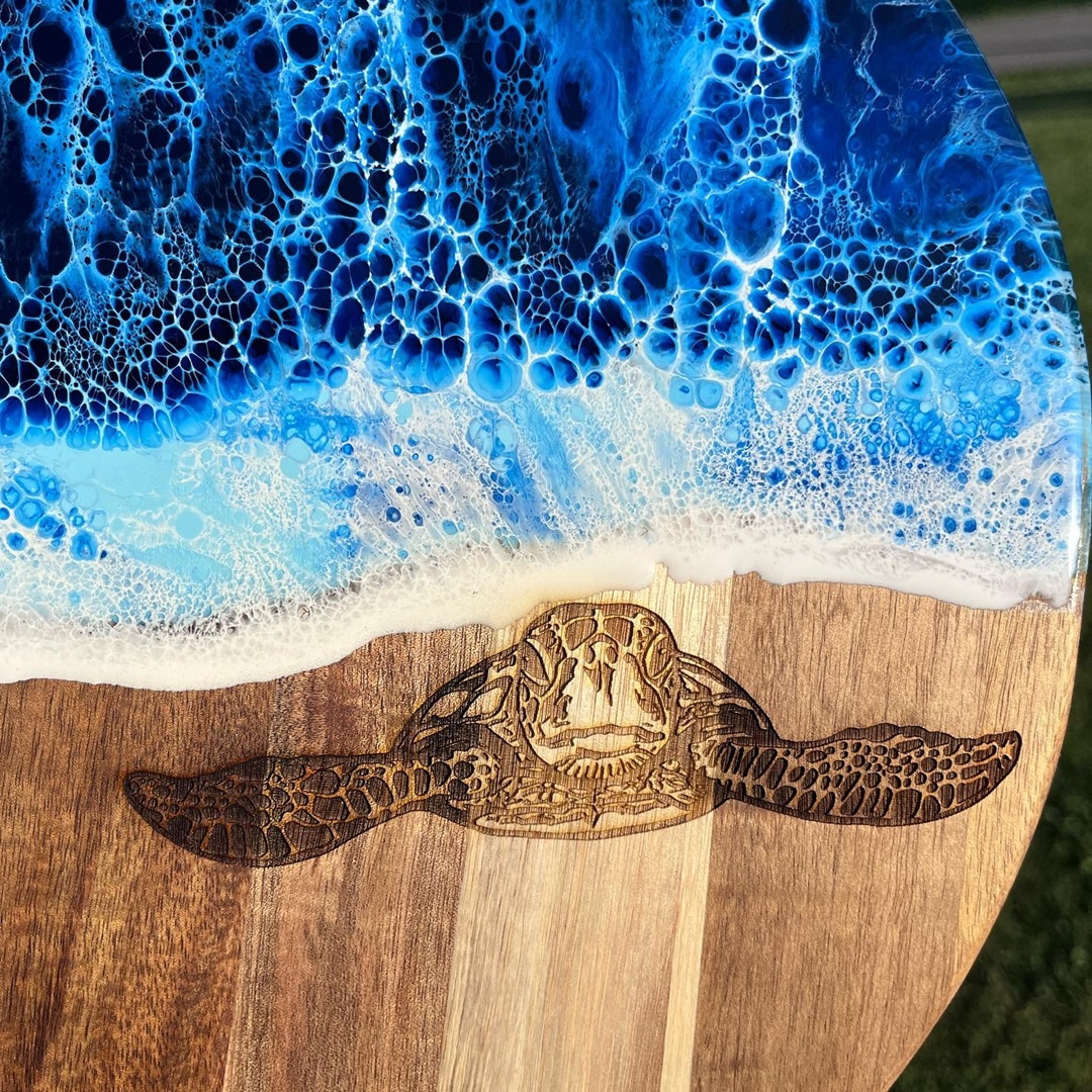 An engraving of a turtle on a wooden plate, made with a laser cutter