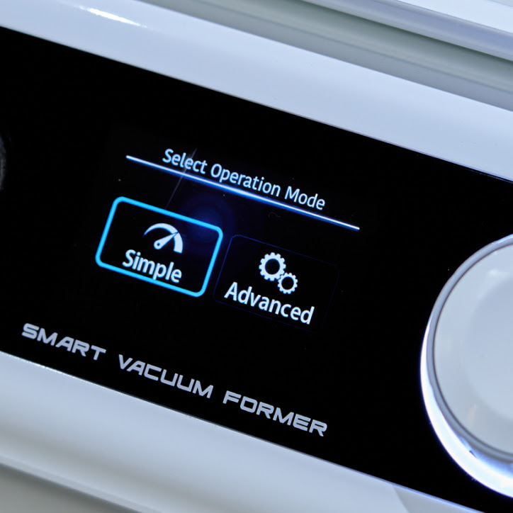 Close-up of the screen of a MY YARD vacuum former. The screen shows the different operation modes: simple and advanced.