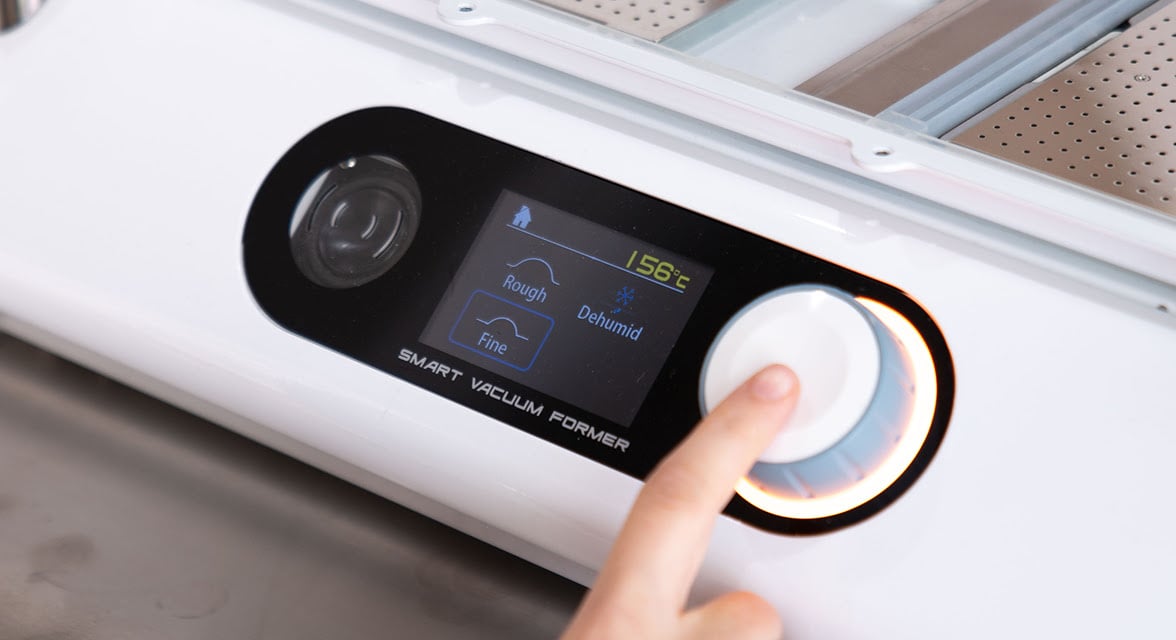 Finger pressing the button on the FORMART 3 to start fine suction mode.
