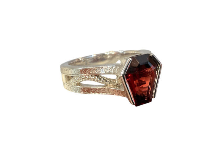 (Y)14KW 2.98CT GAR, COFFIN CUT GARNET AND WHITE GOLD RING 10.6 GRAMS