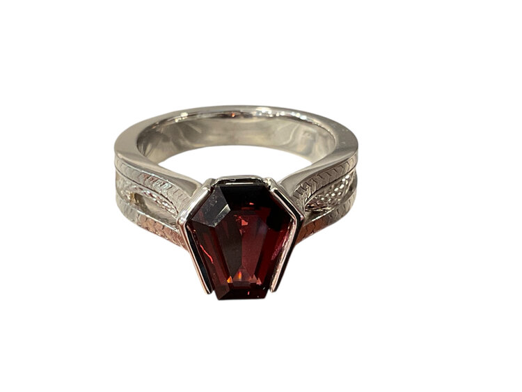 (Y)14KW 2.98CT GAR, COFFIN CUT GARNET AND WHITE GOLD RING 10.6 GRAMS